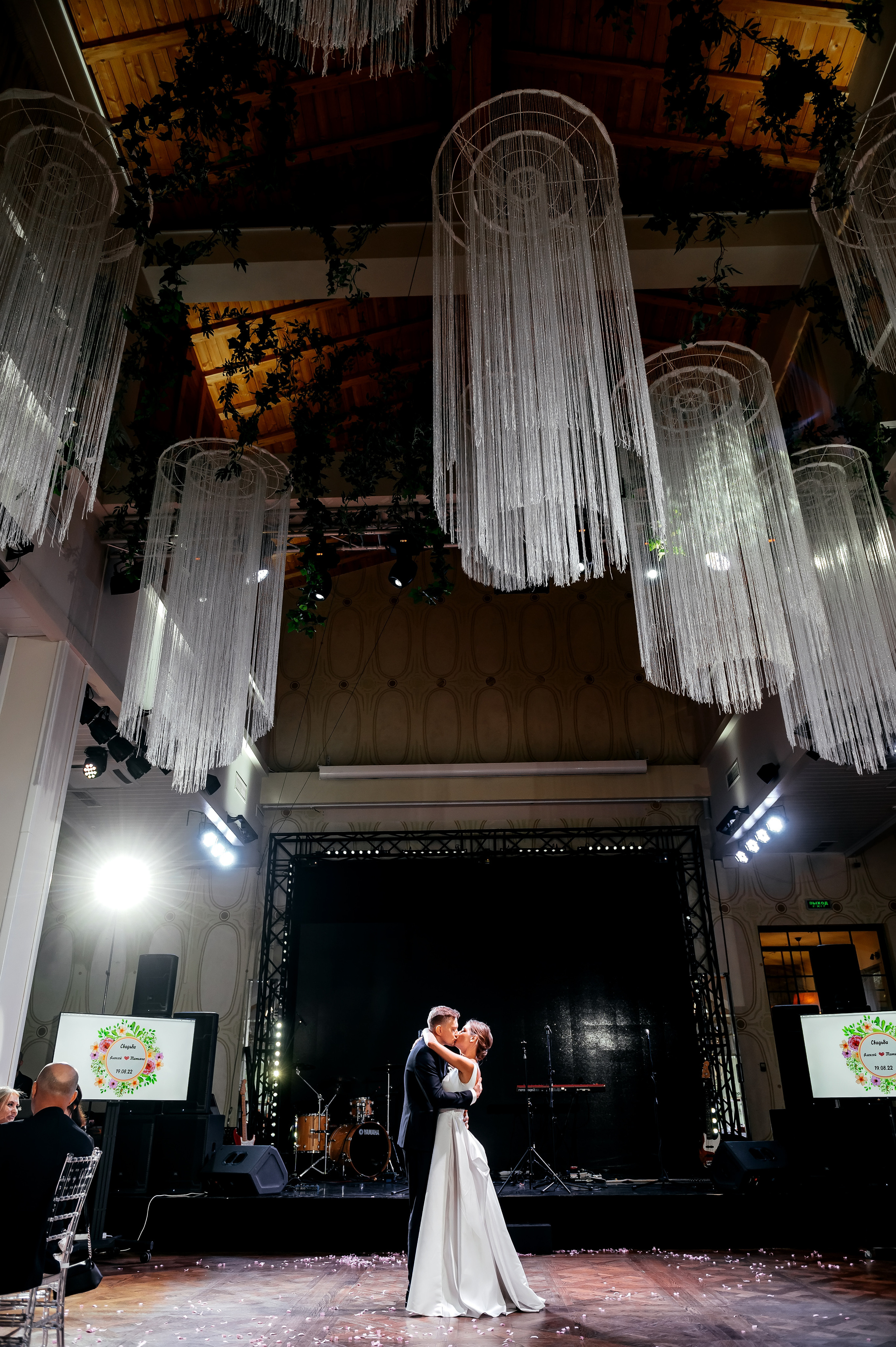 Роскошная свадьба с утром в Marriott Imperial Plaza, регистрацией в Москва-сити и завершением в Артилэнде. Свадебный и семейный фотограф Виктория Носачёва. Щелково, Москва и МО