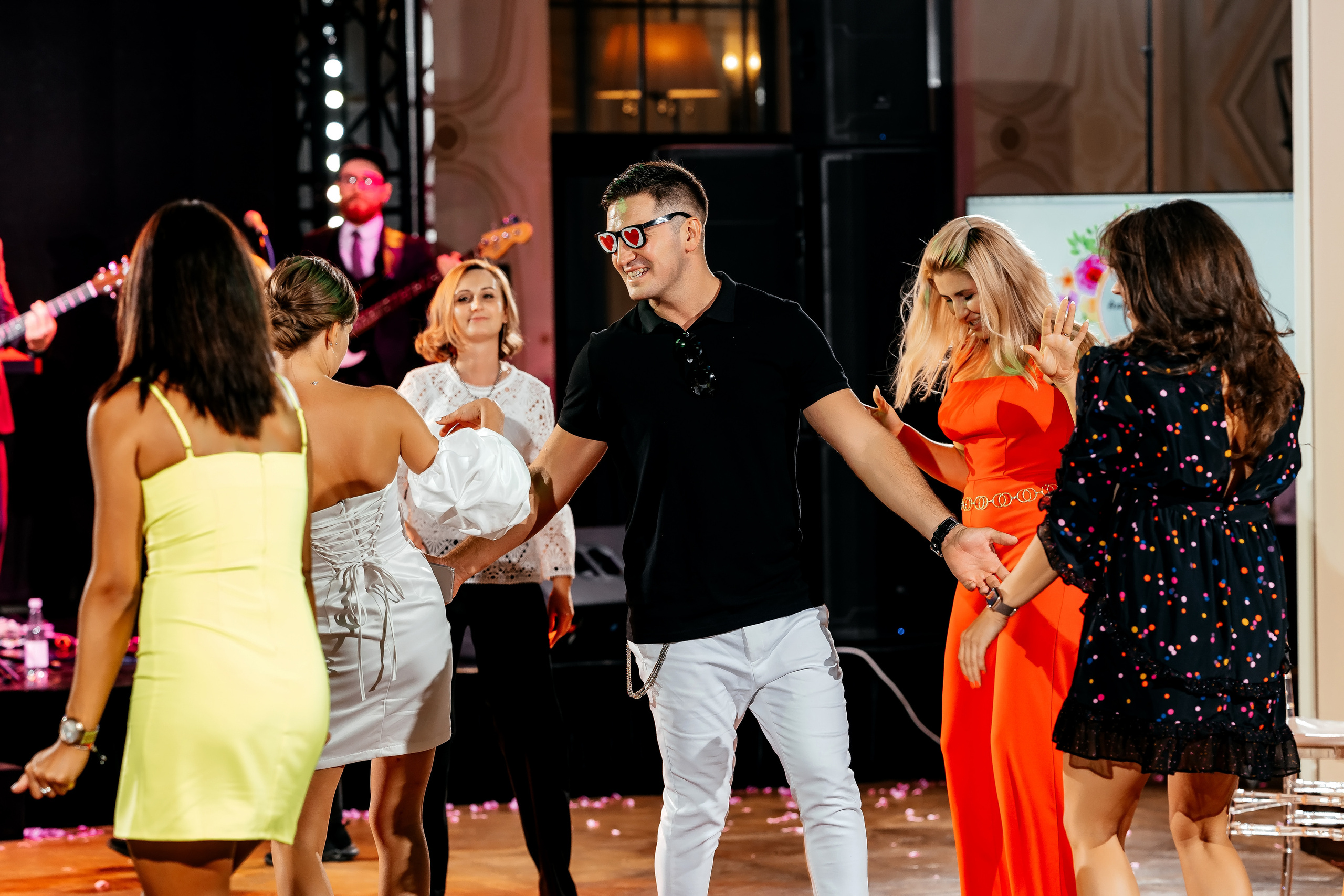 Роскошная свадьба с утром в Marriott Imperial Plaza, регистрацией в Москва-сити и завершением в Артилэнде. Свадебный и семейный фотограф Виктория Носачёва. Щелково, Москва и МО