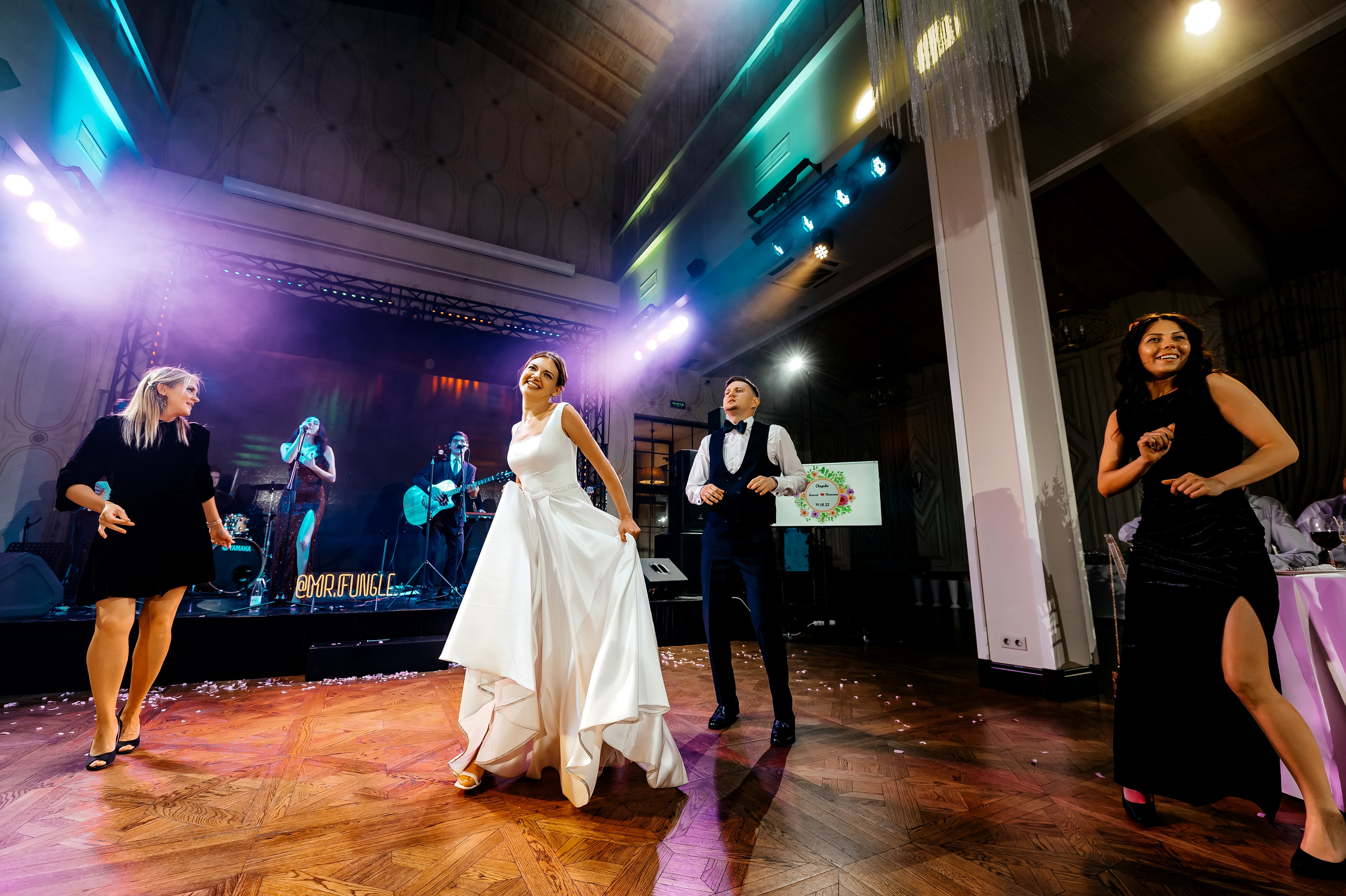 Роскошная свадьба с утром в Marriott Imperial Plaza, регистрацией в Москва-сити и завершением в Артилэнде. Свадебный и семейный фотограф Виктория Носачёва. Щелково, Москва и МО