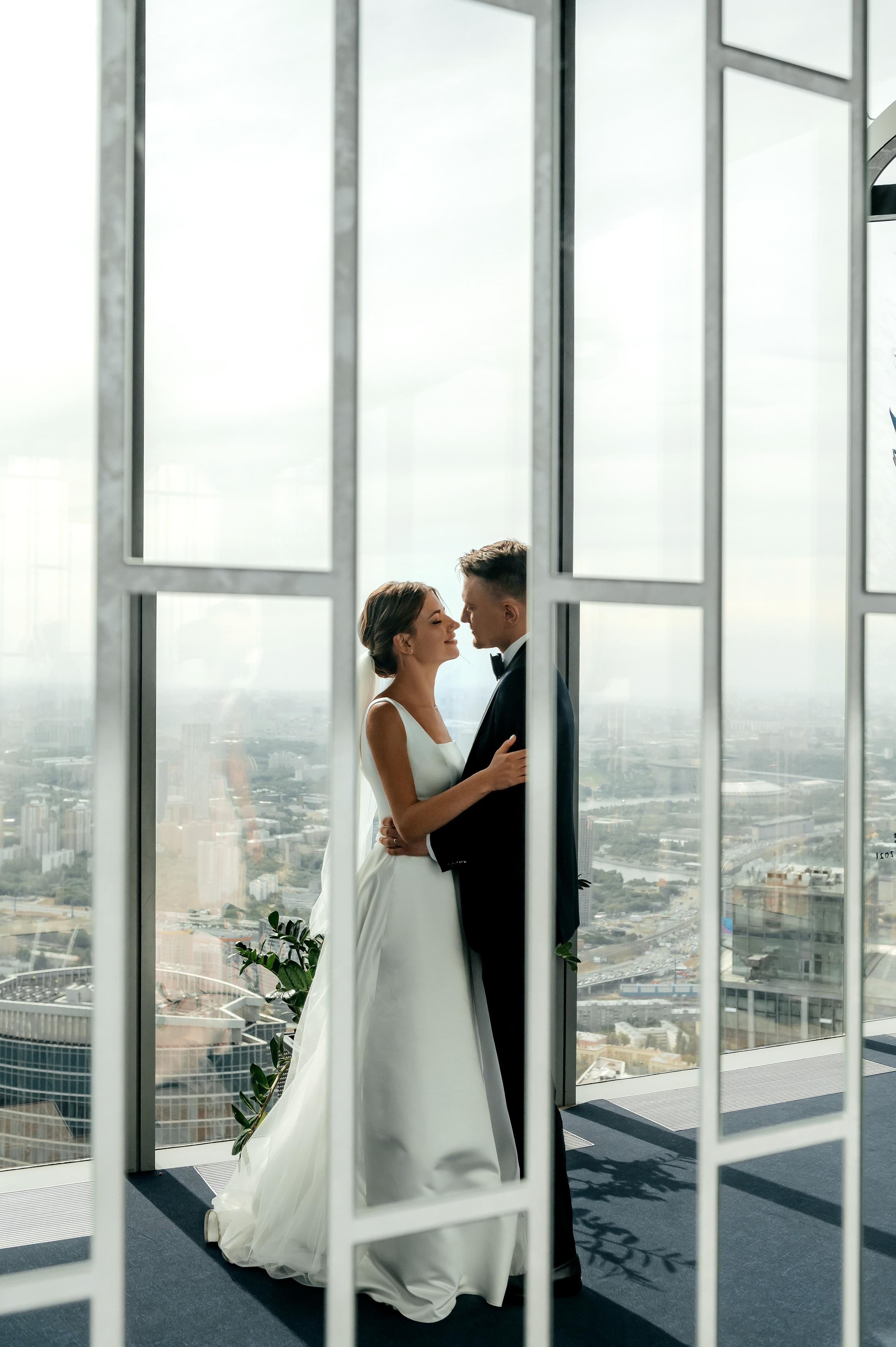 Роскошная свадьба с утром в Marriott Imperial Plaza, регистрацией в Москва-сити и завершением в Артилэнде. Свадебный и семейный фотограф Виктория Носачёва. Щелково, Москва и МО