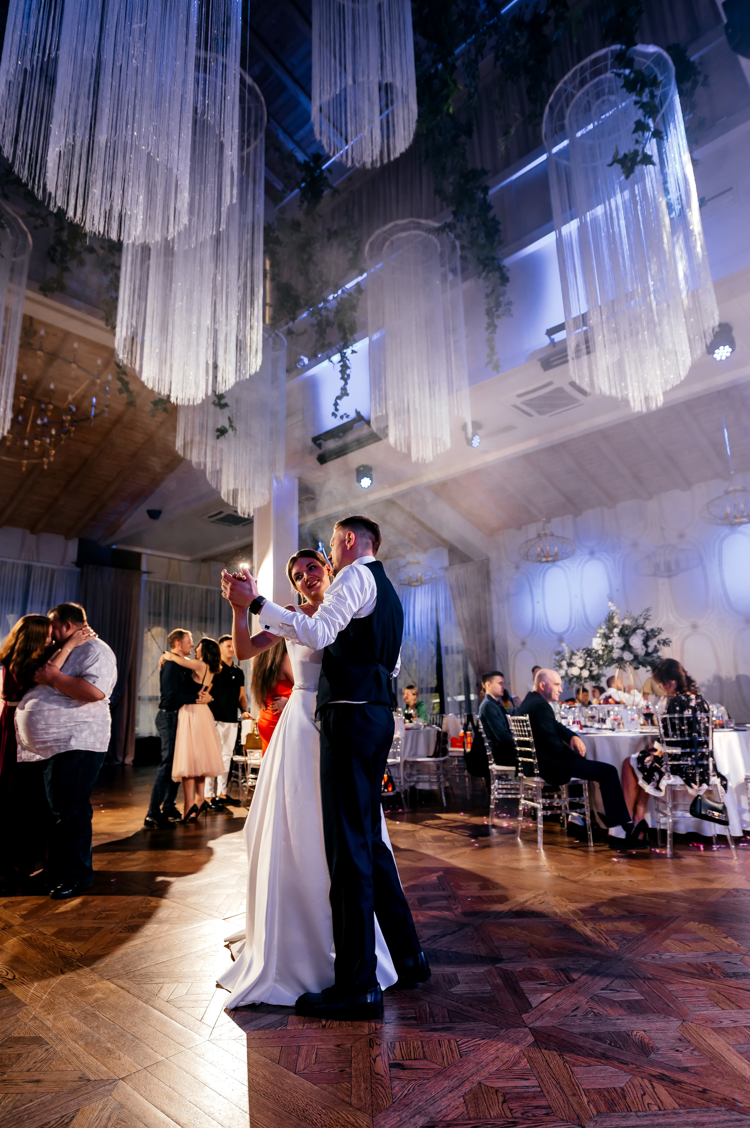 Роскошная свадьба с утром в Marriott Imperial Plaza, регистрацией в Москва-сити и завершением в Артилэнде. Свадебный и семейный фотограф Виктория Носачёва. Щелково, Москва и МО