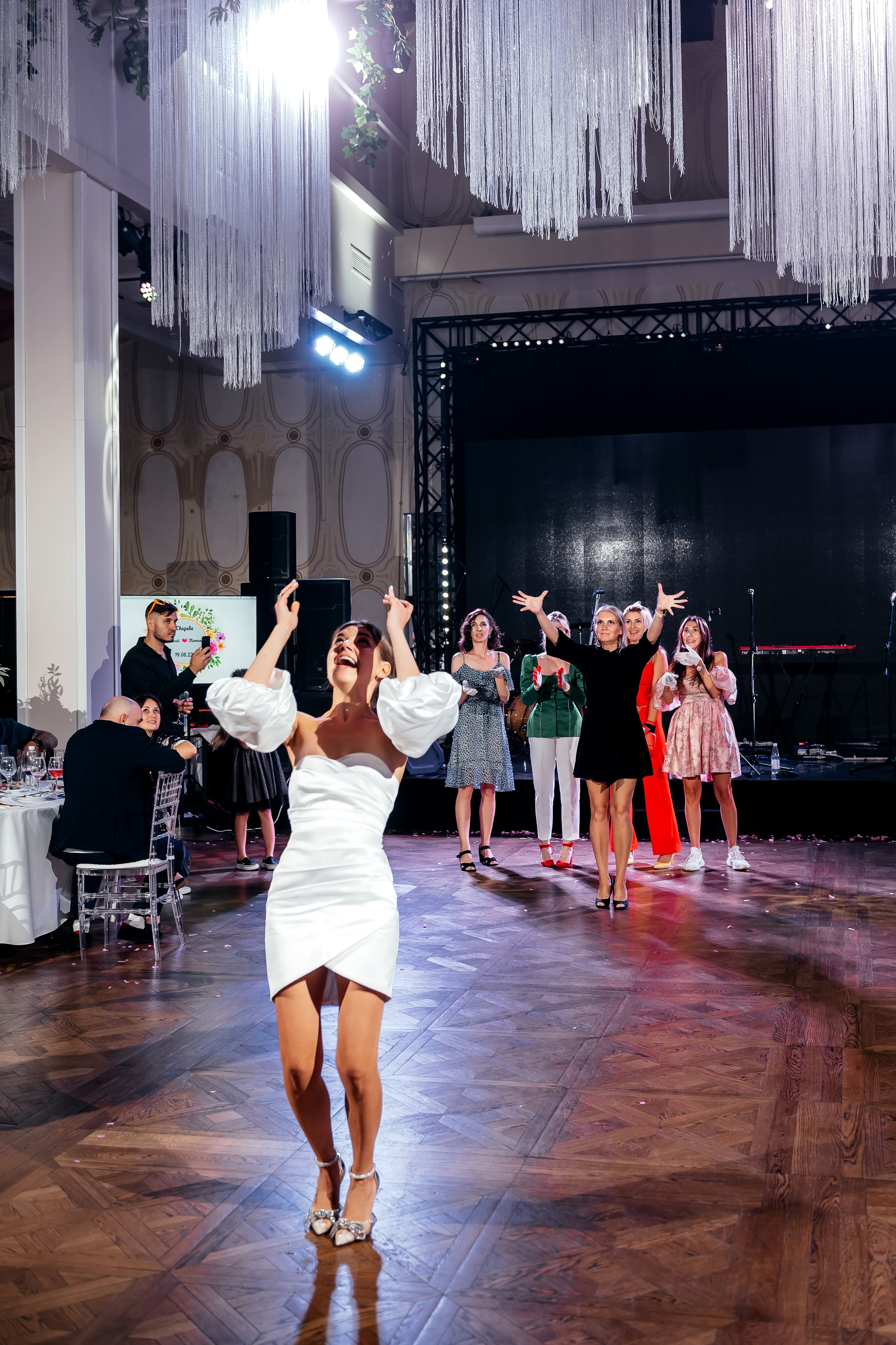 Роскошная свадьба с утром в Marriott Imperial Plaza, регистрацией в Москва-сити и завершением в Артилэнде. Свадебный и семейный фотограф Виктория Носачёва. Щелково, Москва и МО