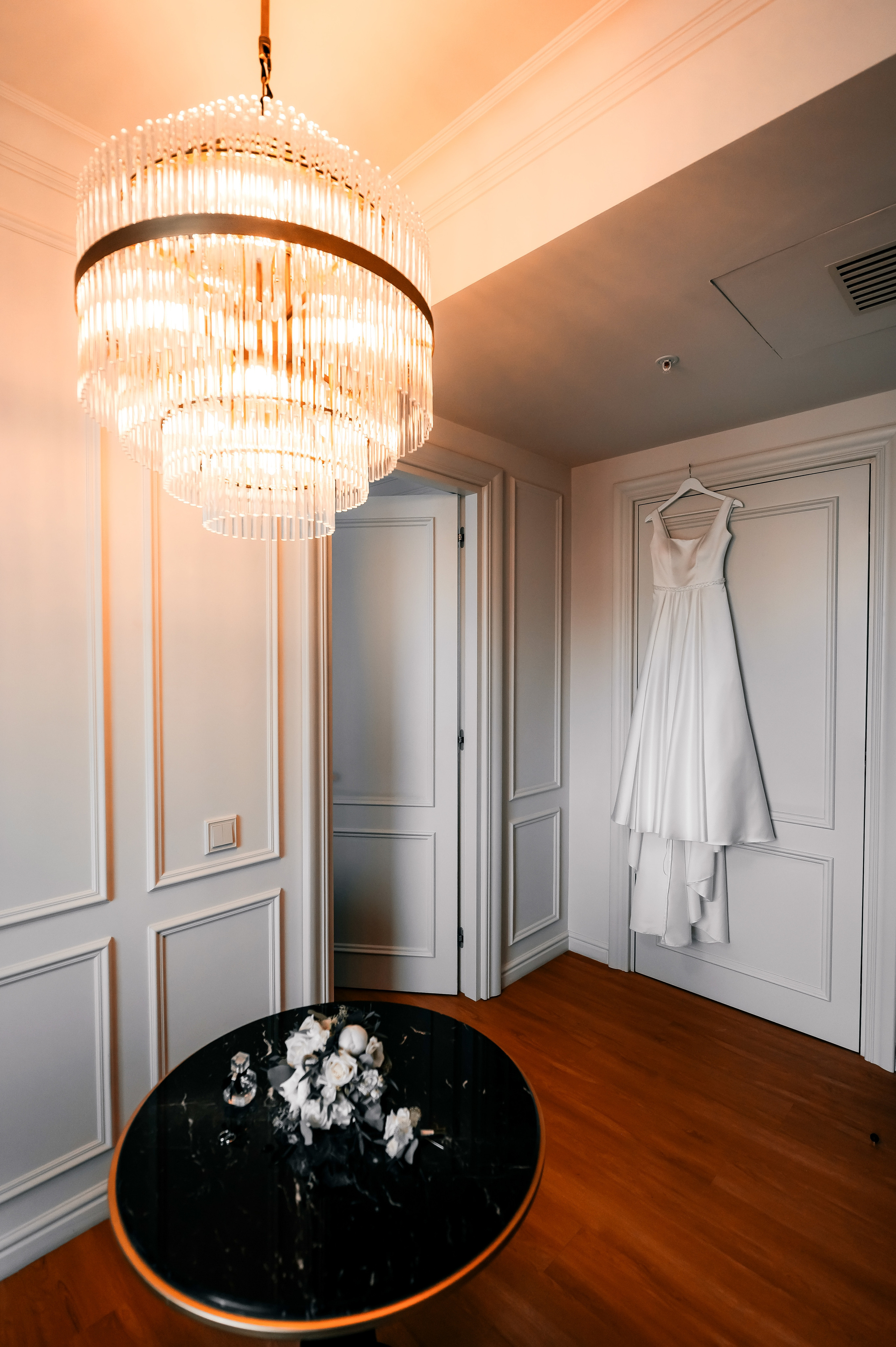 Роскошная свадьба с утром в Marriott Imperial Plaza, регистрацией в Москва-сити и завершением в Артилэнде. Свадебный и семейный фотограф Виктория Носачёва. Щелково, Москва и МО