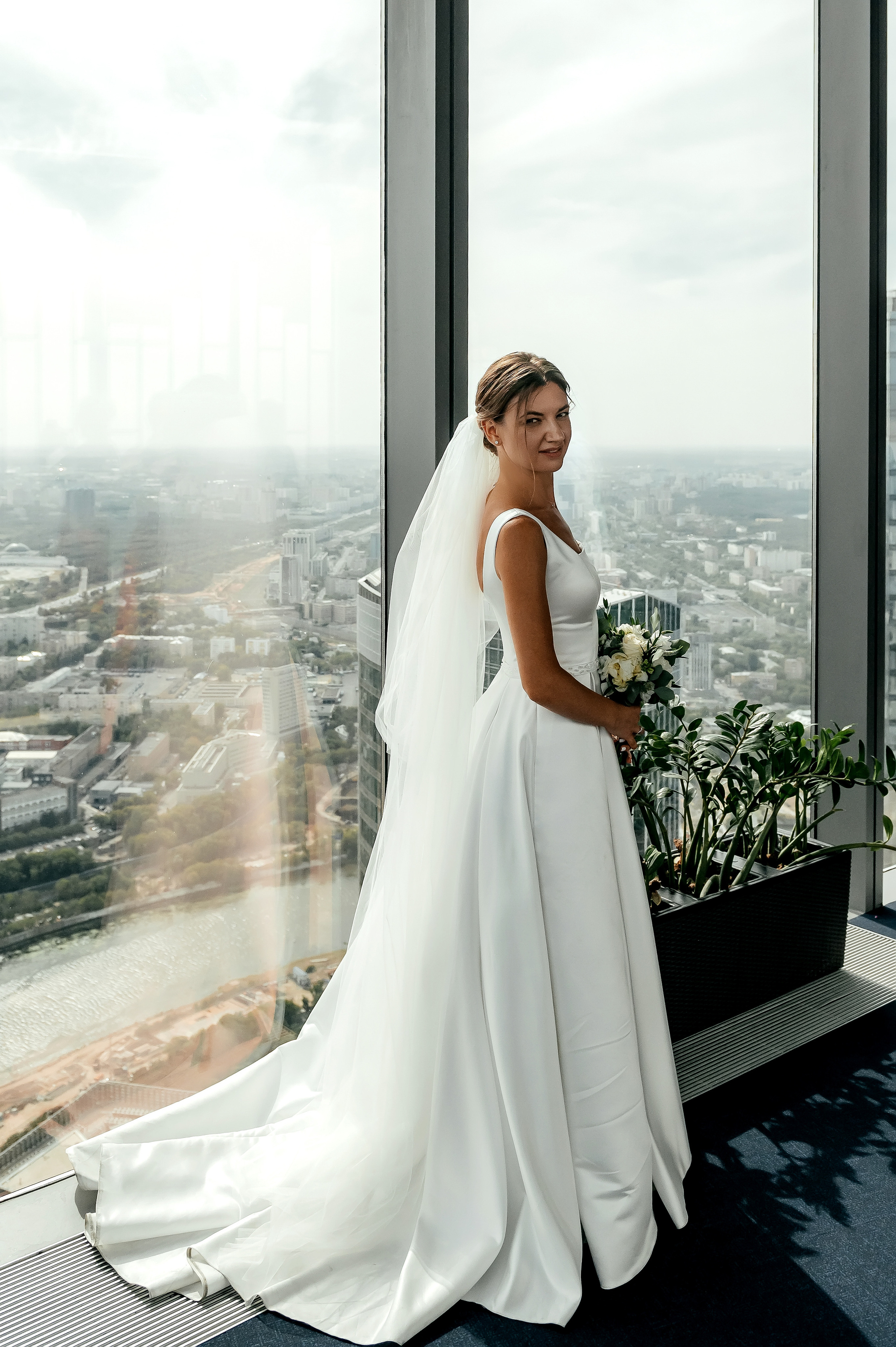 Роскошная свадьба с утром в Marriott Imperial Plaza, регистрацией в Москва-сити и завершением в Артилэнде. Свадебный и семейный фотограф Виктория Носачёва. Щелково, Москва и МО