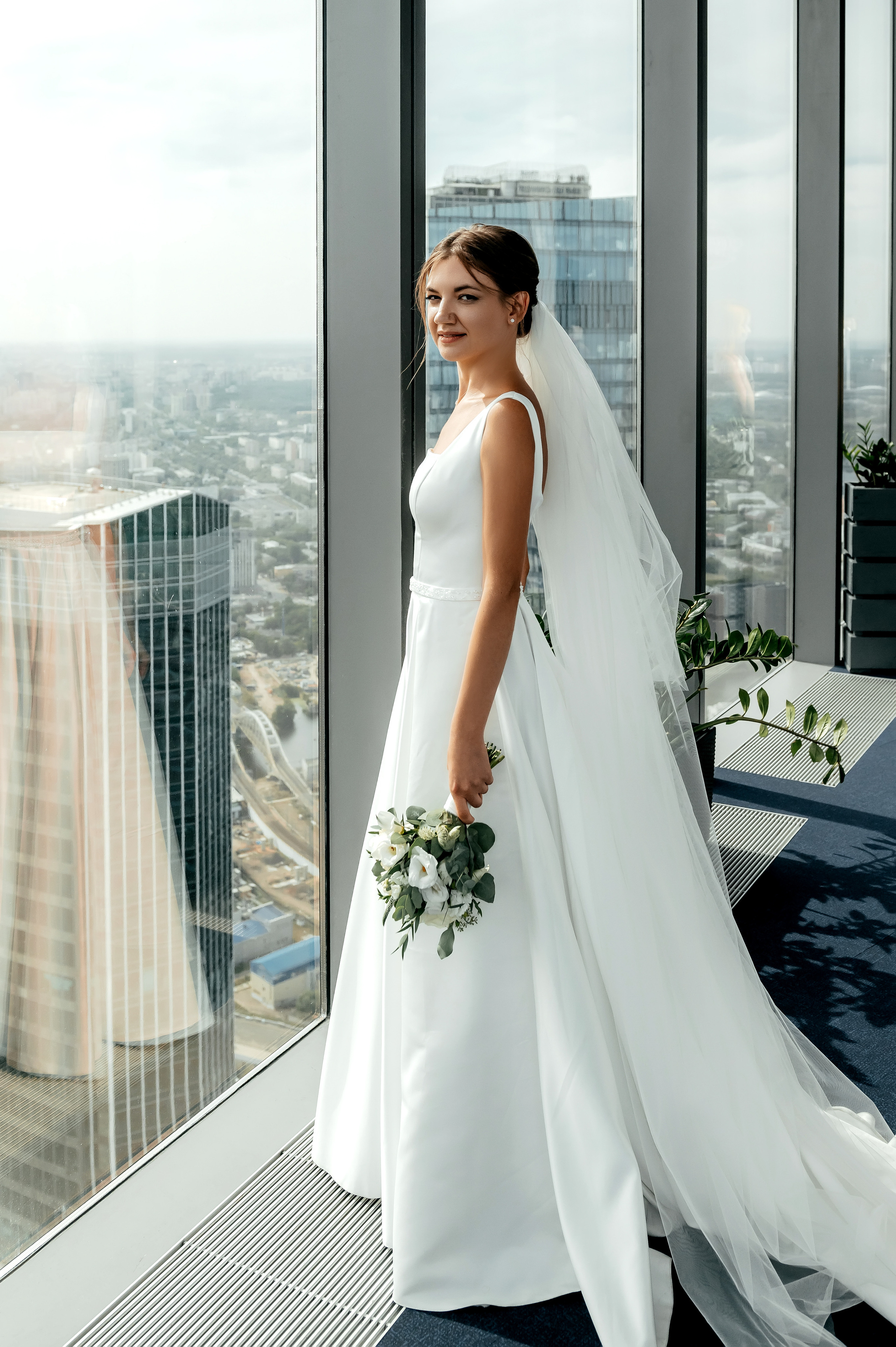 Роскошная свадьба с утром в Marriott Imperial Plaza, регистрацией в Москва-сити и завершением в Артилэнде. Свадебный и семейный фотограф Виктория Носачёва. Щелково, Москва и МО