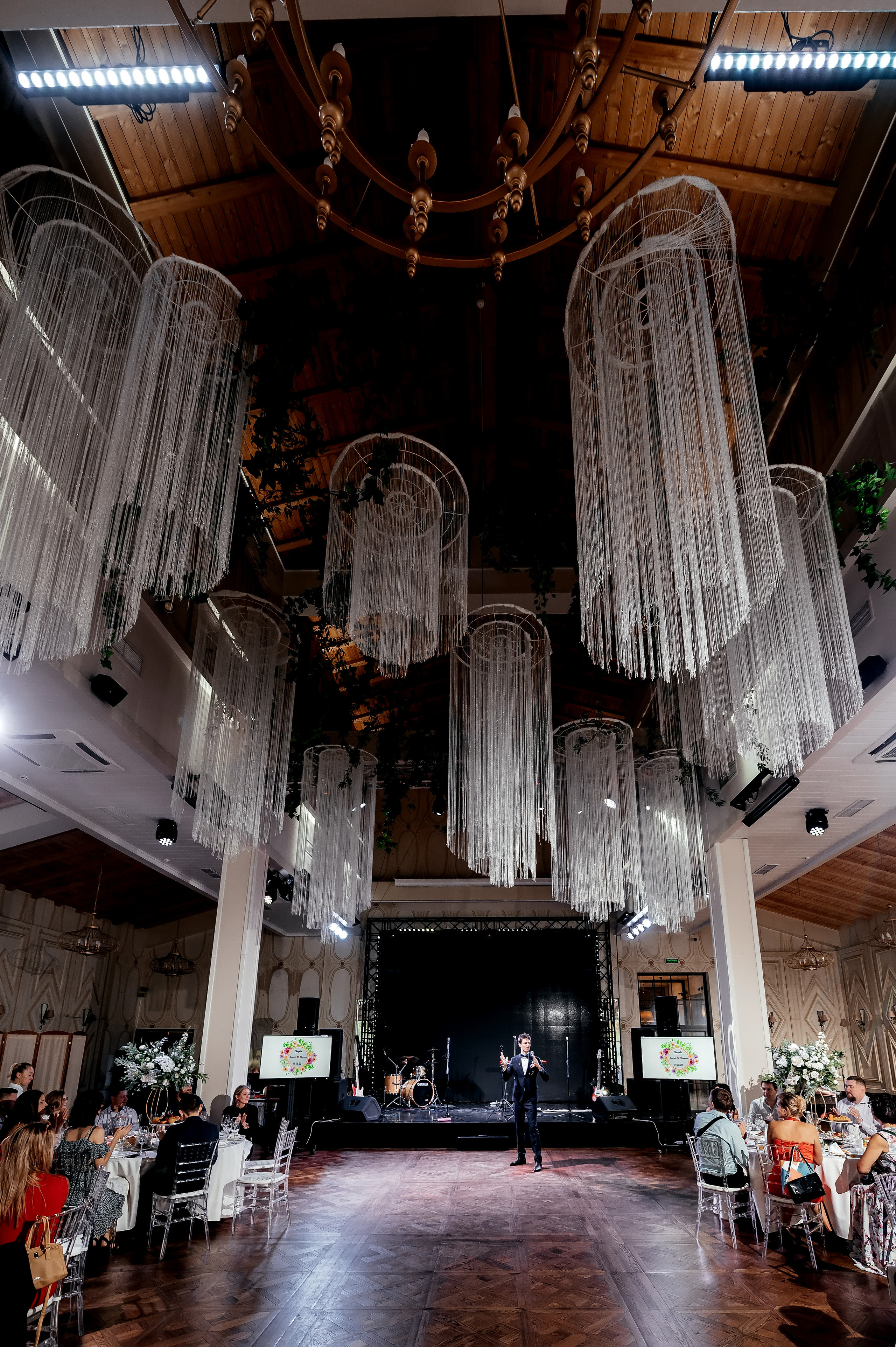 Роскошная свадьба с утром в Marriott Imperial Plaza, регистрацией в Москва-сити и завершением в Артилэнде. Свадебный и семейный фотограф Виктория Носачёва. Щелково, Москва и МО