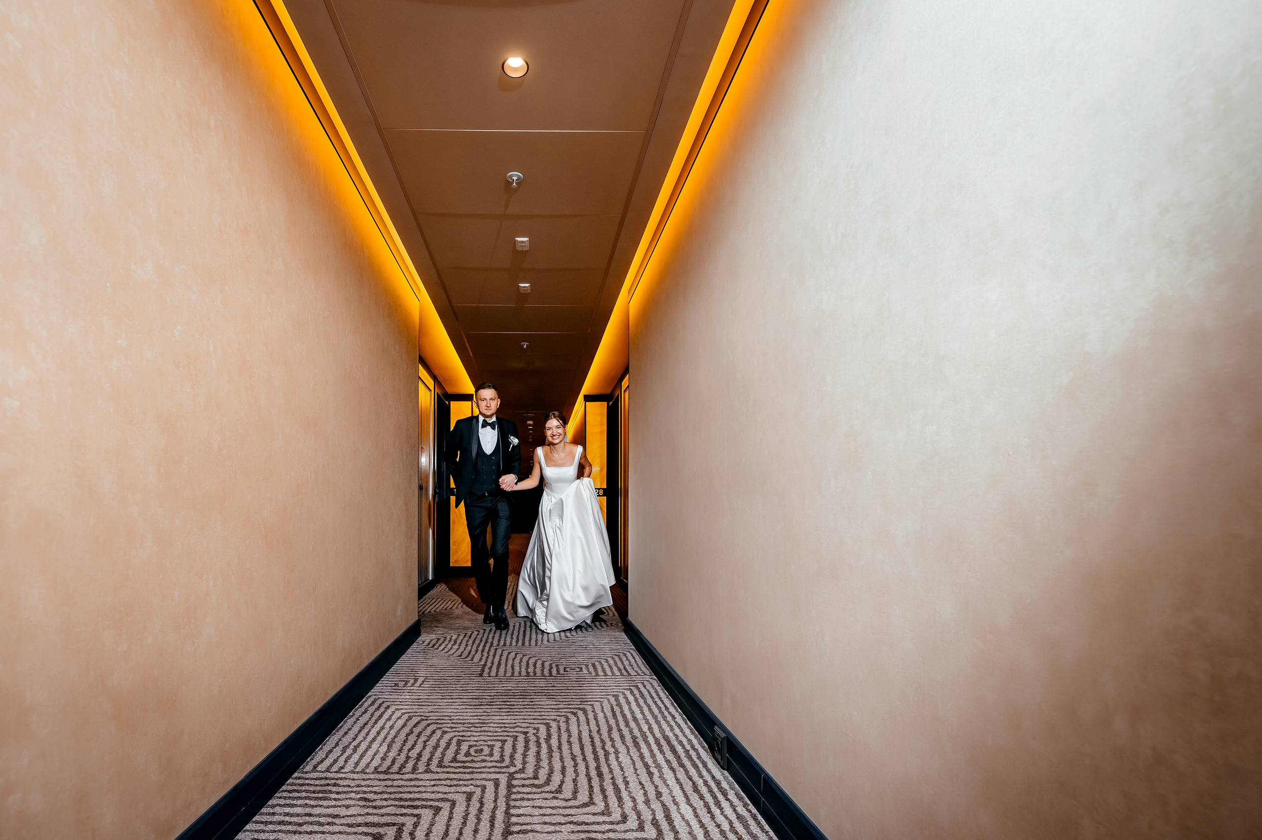 Роскошная свадьба с утром в Marriott Imperial Plaza, регистрацией в Москва-сити и завершением в Артилэнде. Свадебный и семейный фотограф Виктория Носачёва. Щелково, Москва и МО