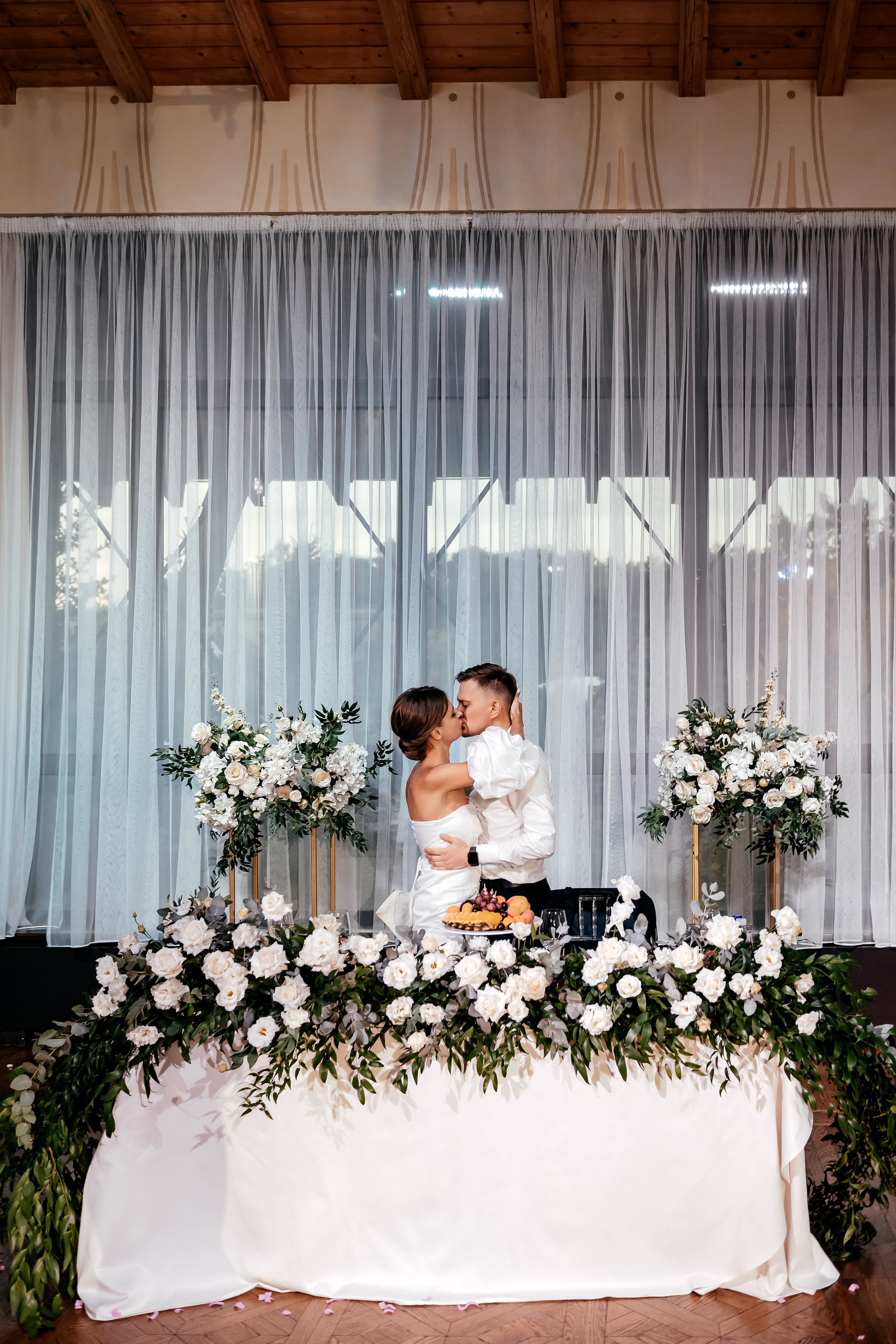 Роскошная свадьба с утром в Marriott Imperial Plaza, регистрацией в Москва-сити и завершением в Артилэнде. Свадебный и семейный фотограф Виктория Носачёва. Щелково, Москва и МО