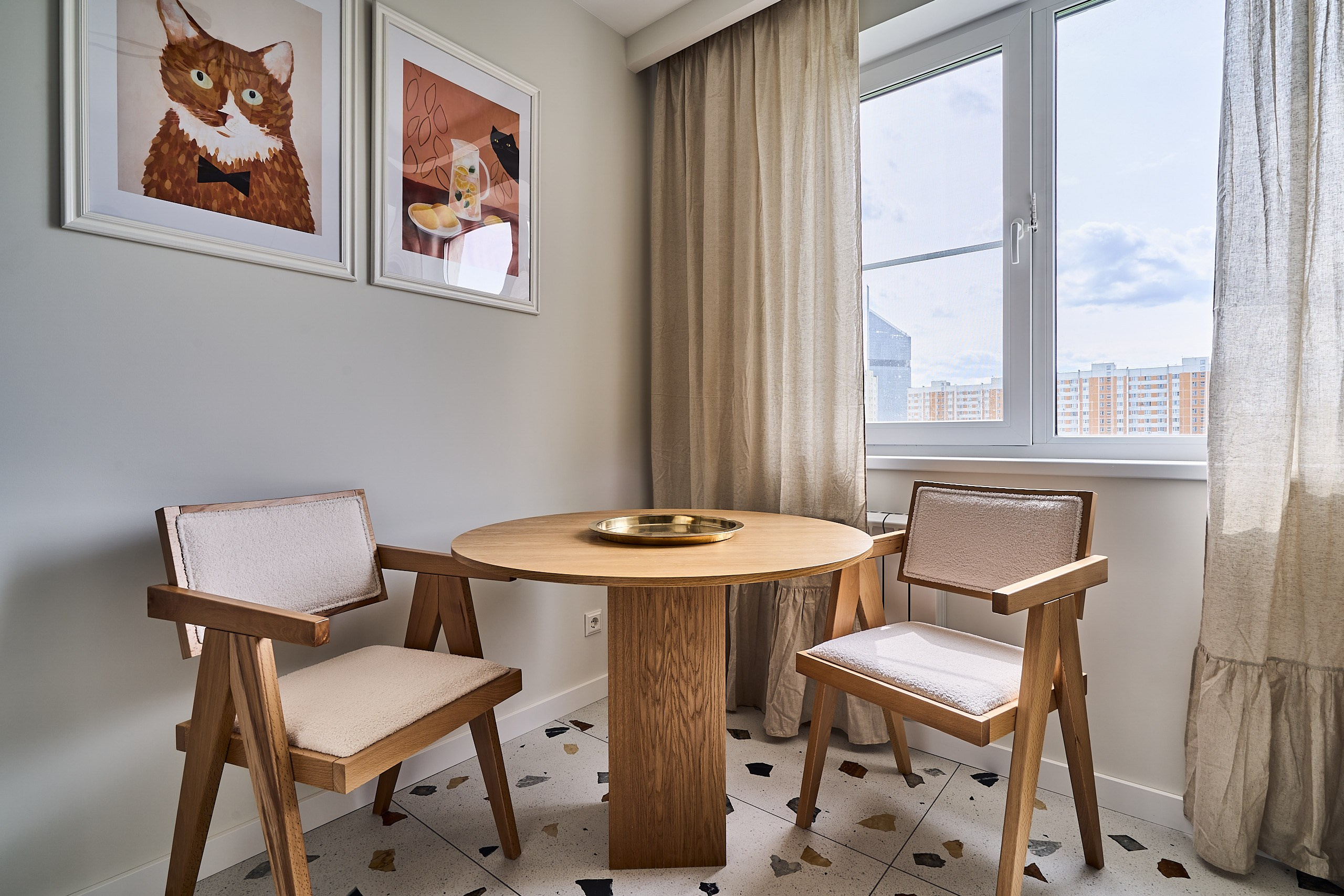 Интерьерная фотография обеденного стола с интерьерной живописью над ним в кухне стандартной двушки в стандартной панельке в СЗАО Москвы