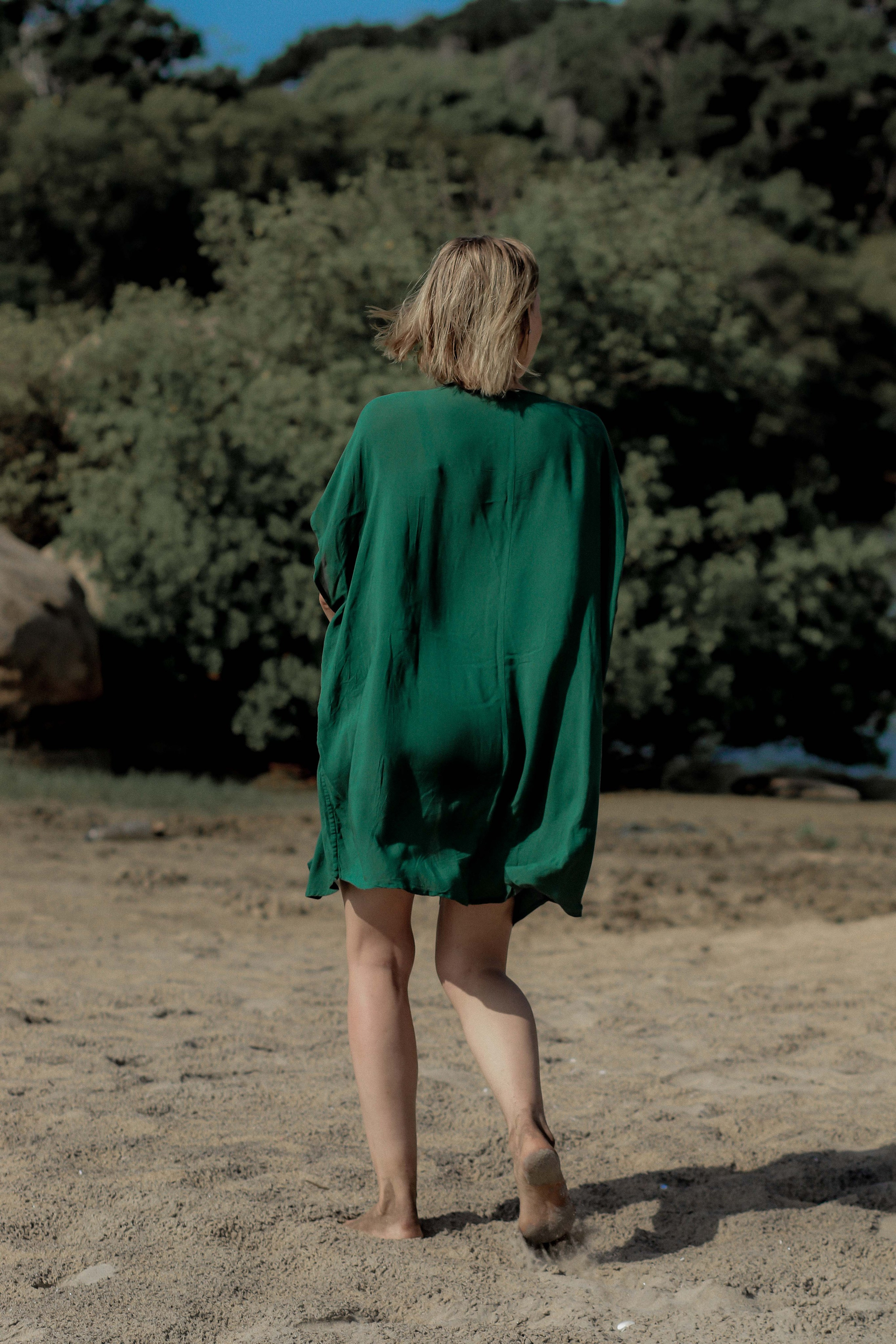 Экспресс-съемка 30 мин: девушка с серфом в воде на пляже Поттувиль Шри-Ланка. Фотограф на Шри-Ланке