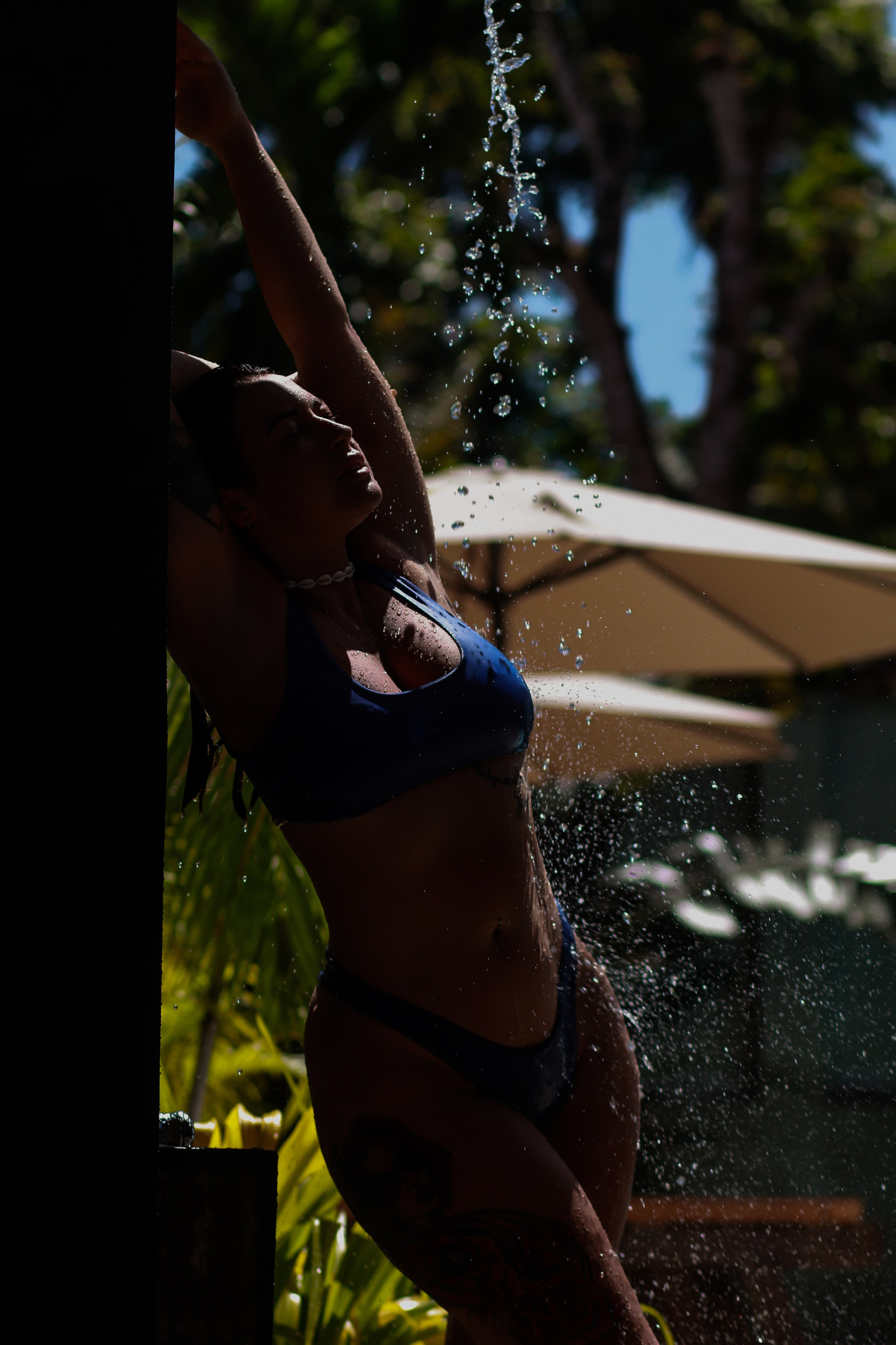 Эстетичная фотосессия на вилле у бассейна | Девушка в тропическом раю. Фотограф на Шри-Ланке