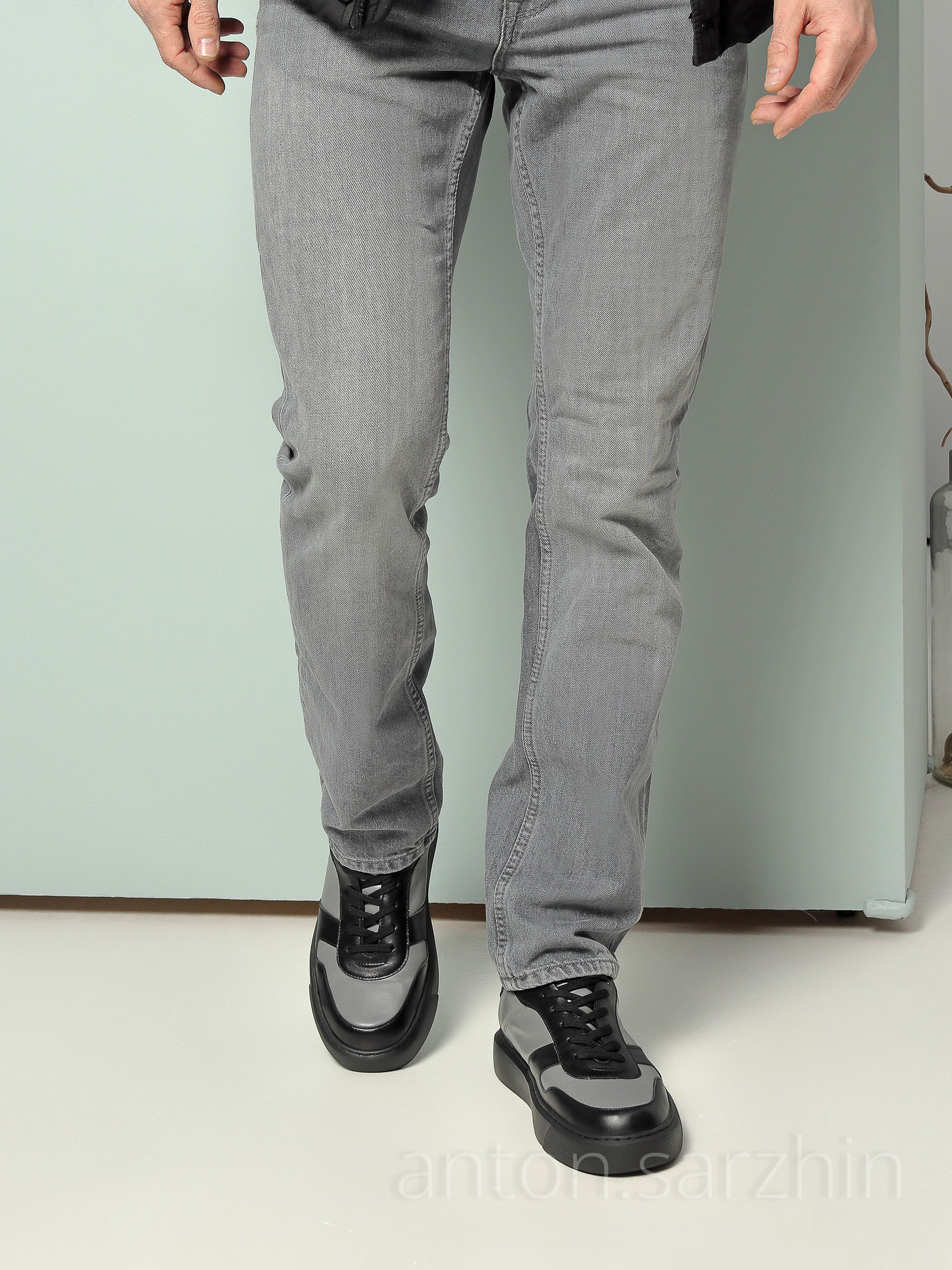 Съемка мужской обуви в интерьере