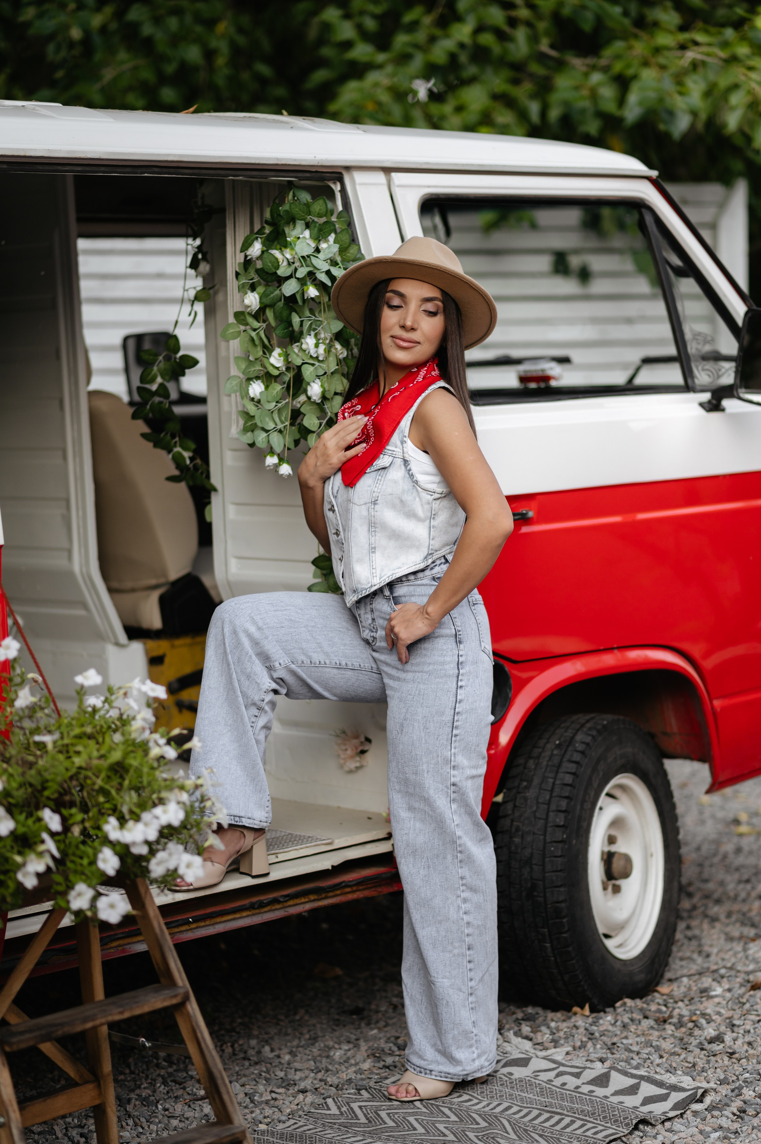 С красным минивэном. Главная