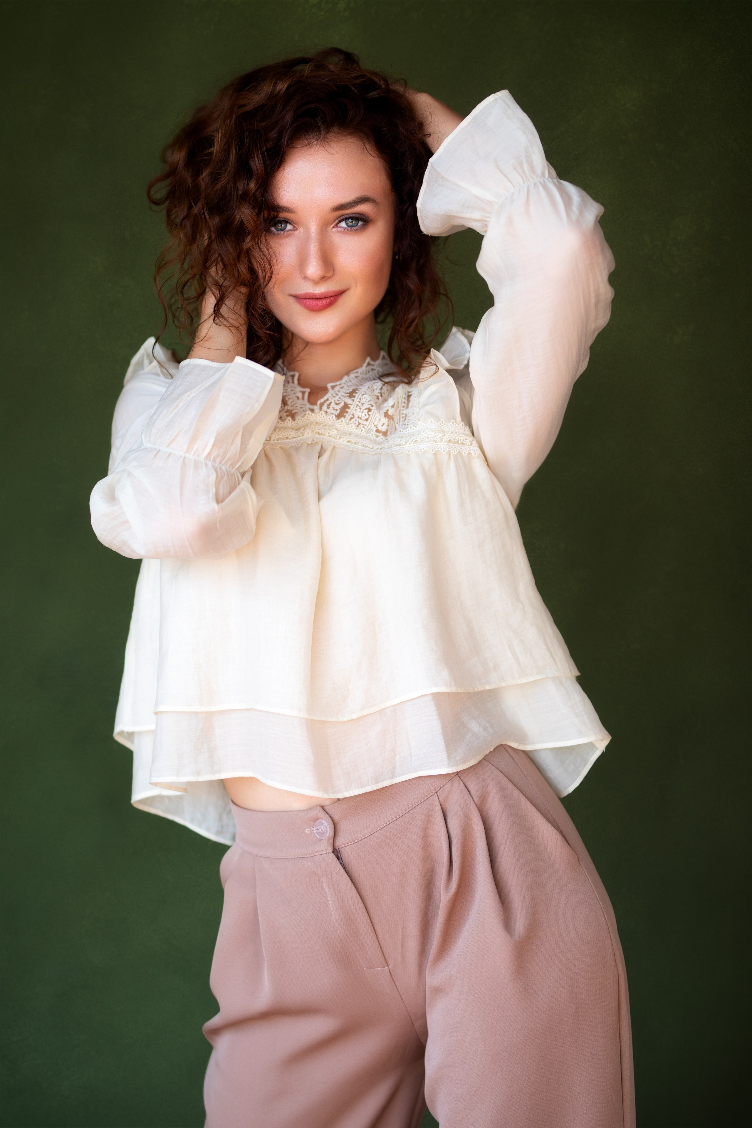 Фотосет с Анастасией в студии с минимальным интерьером в формате для «себя»