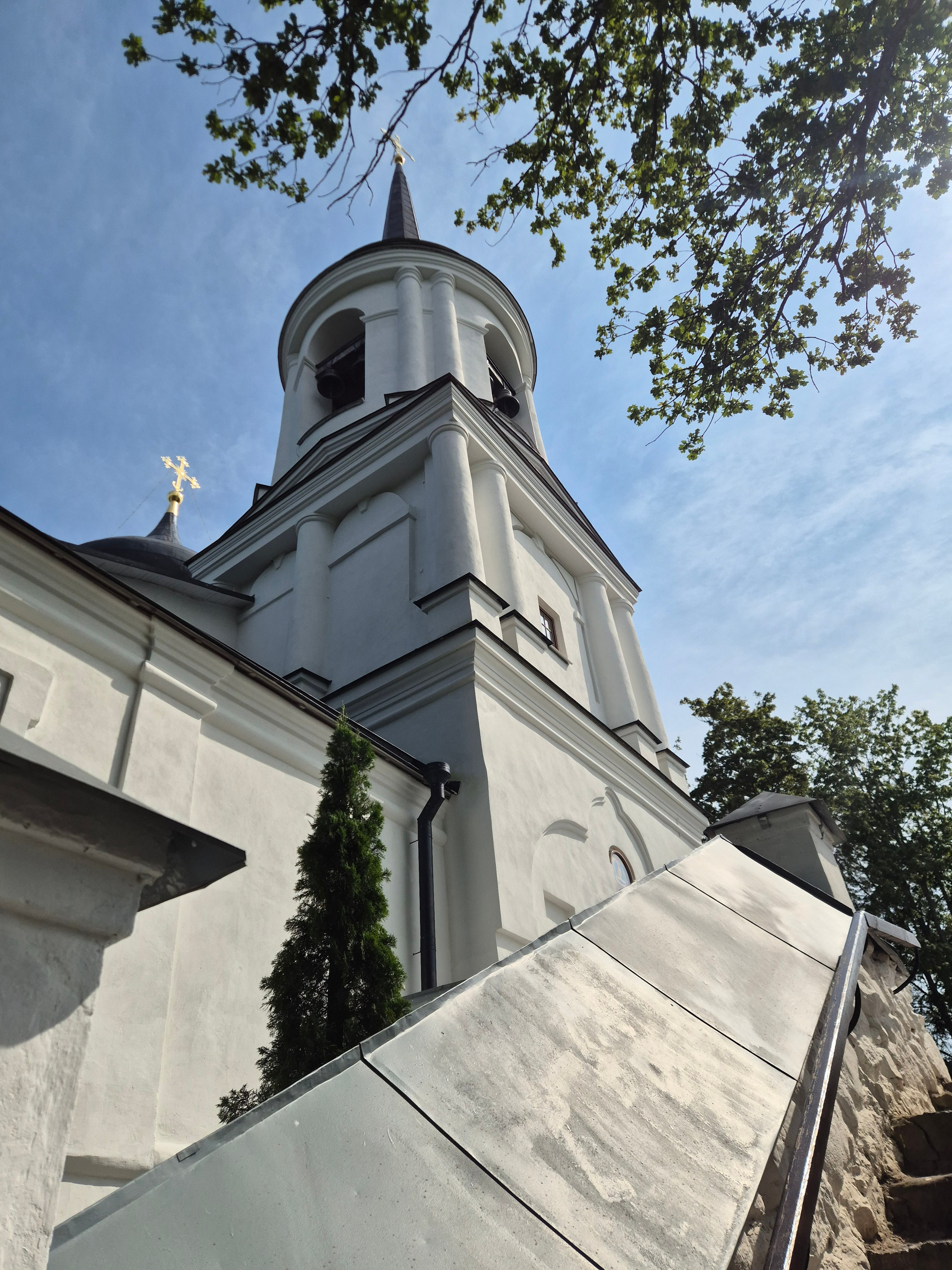 В воскресенье собрались и отправились домой, запланировав остановку в Пушкиногорье. Святогорский Свято-Успенский монастырь