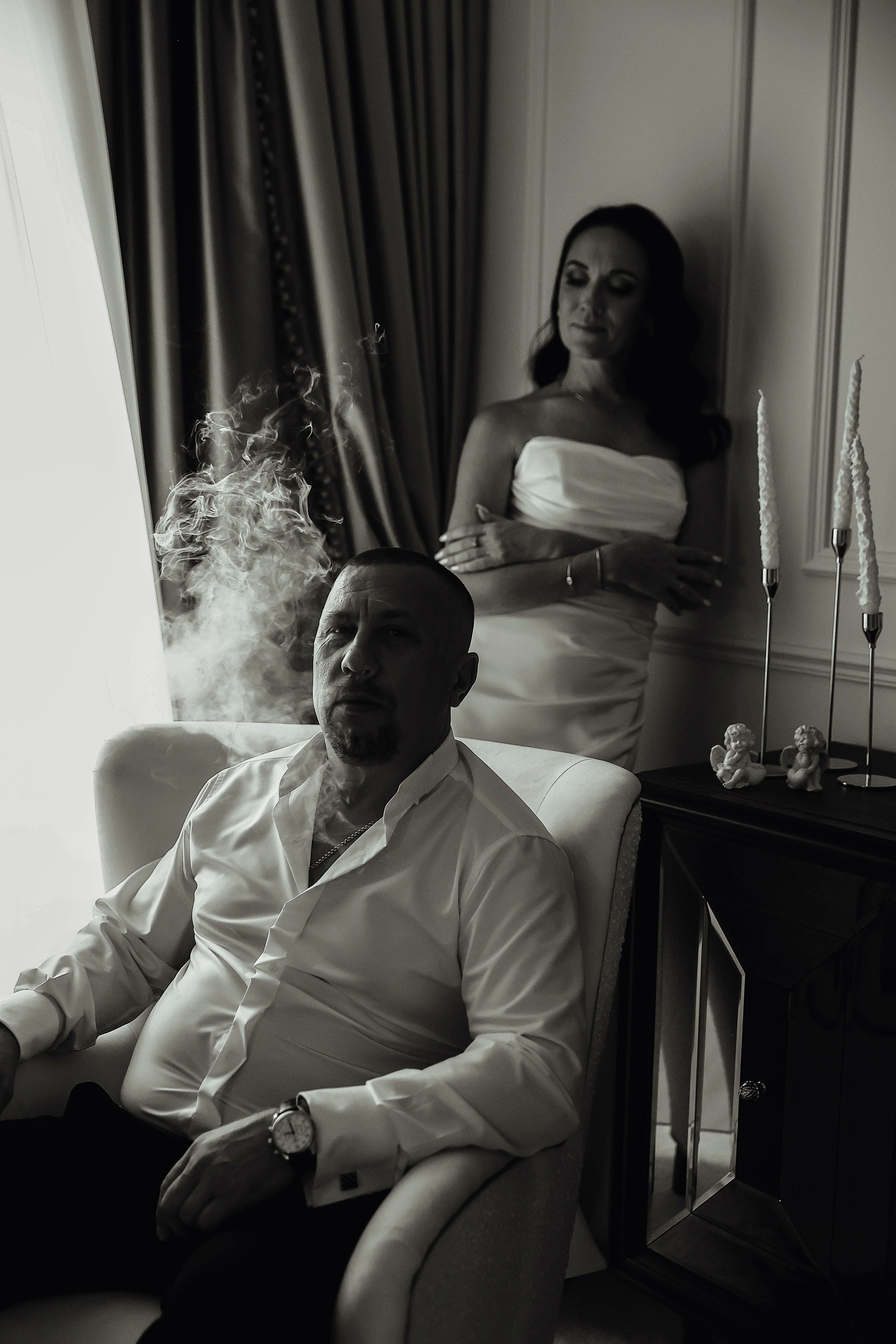 Жених курит сидя на кресле на сборах жениха и невесты Фотограф Денис Перминов