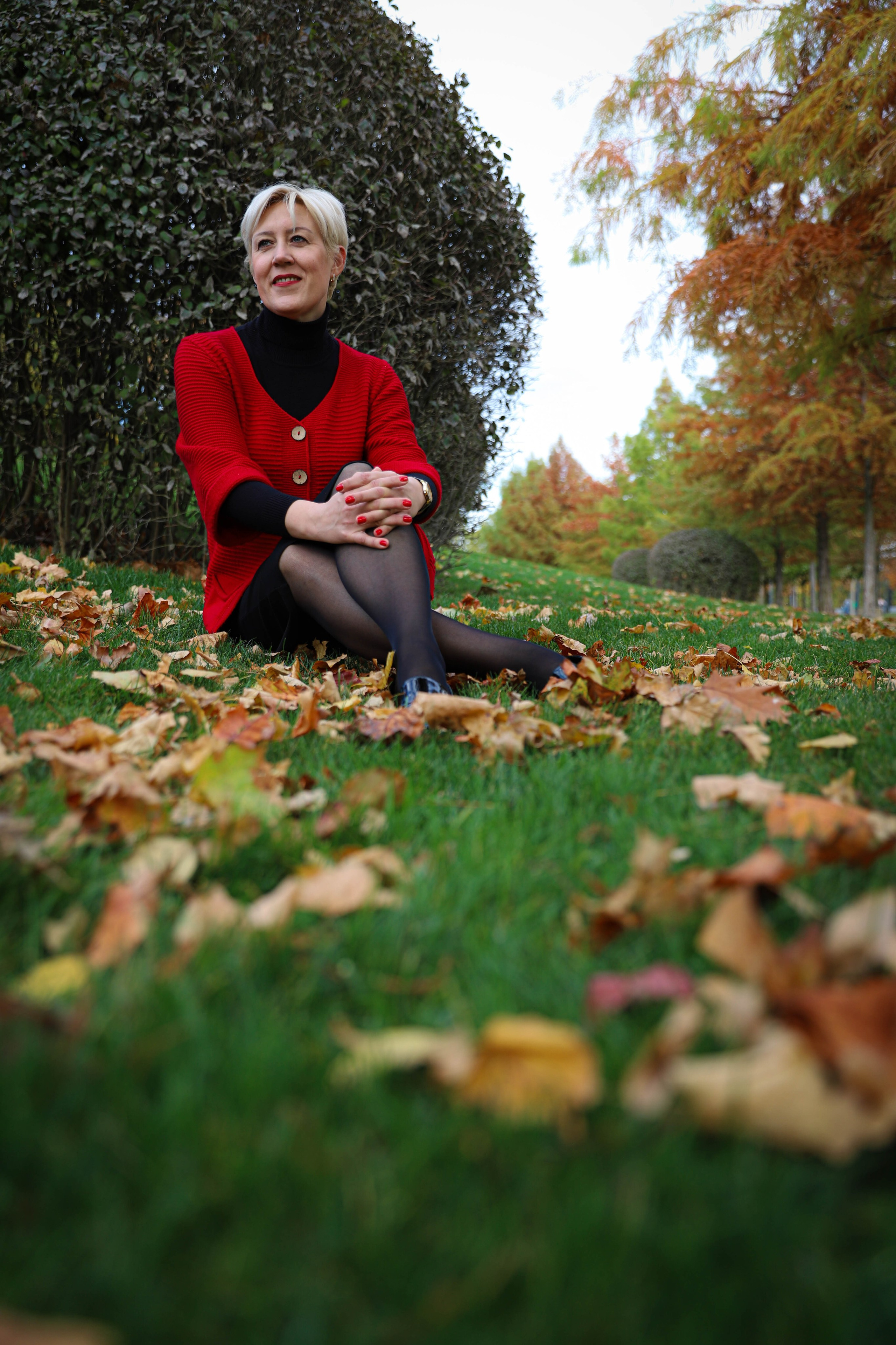 Осенняя фотосессия: молодая женщина в ярком оранжевом платке наслаждается осенними пейзажами парка Галицкого