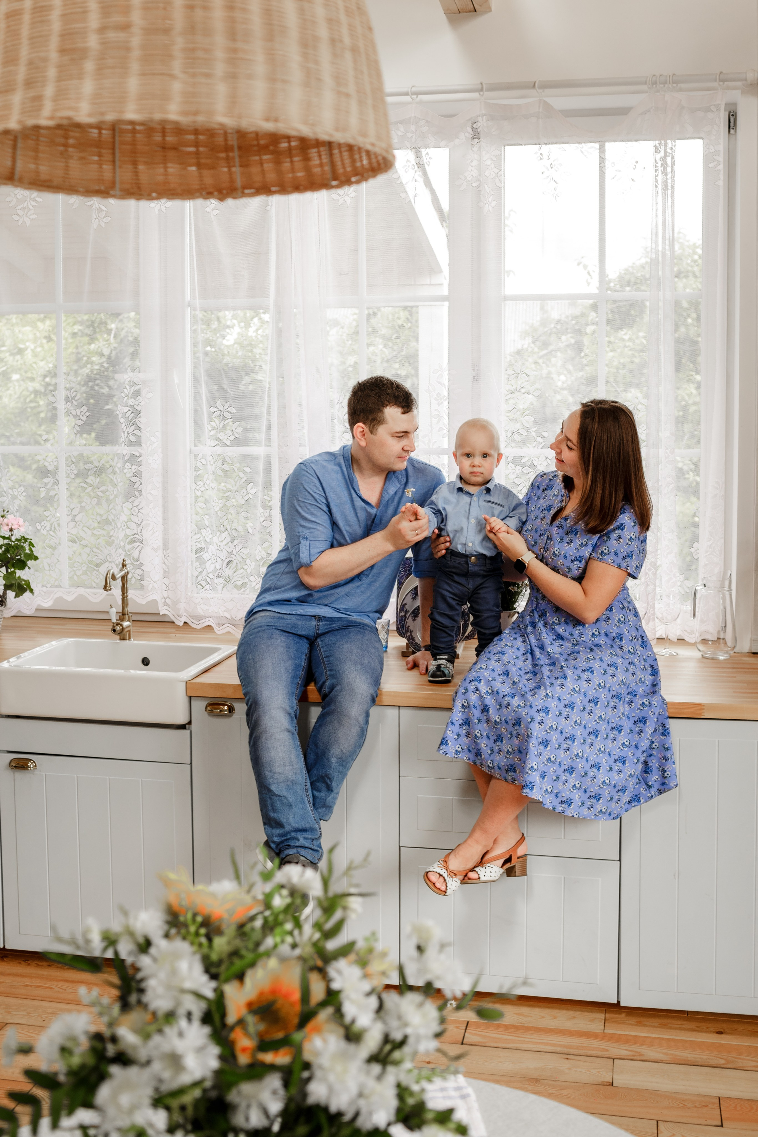 Эмоциональный семейный портрет в интерьере