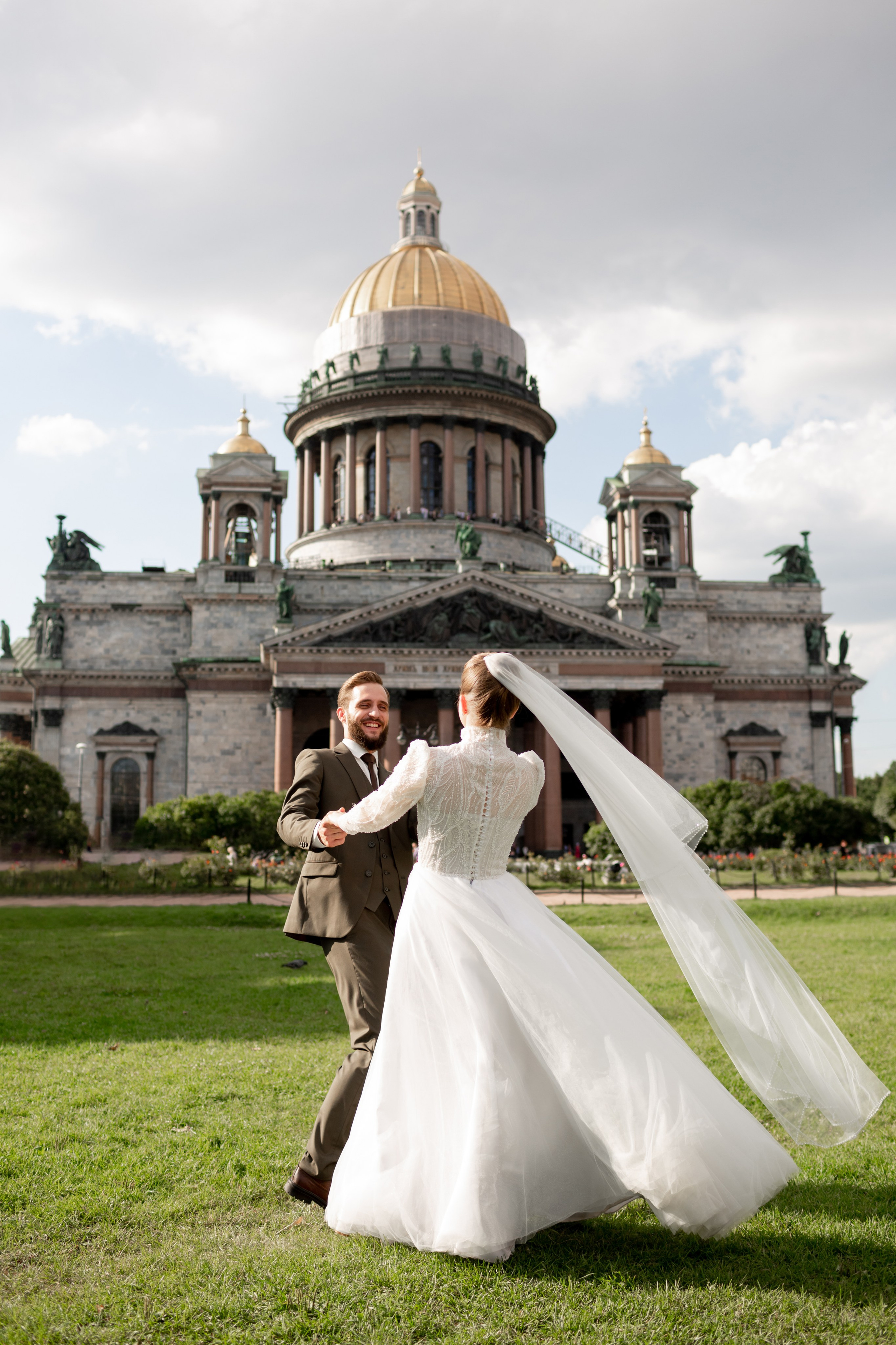 Красивая пара кружится у Исаакиевского собора, фата развевается