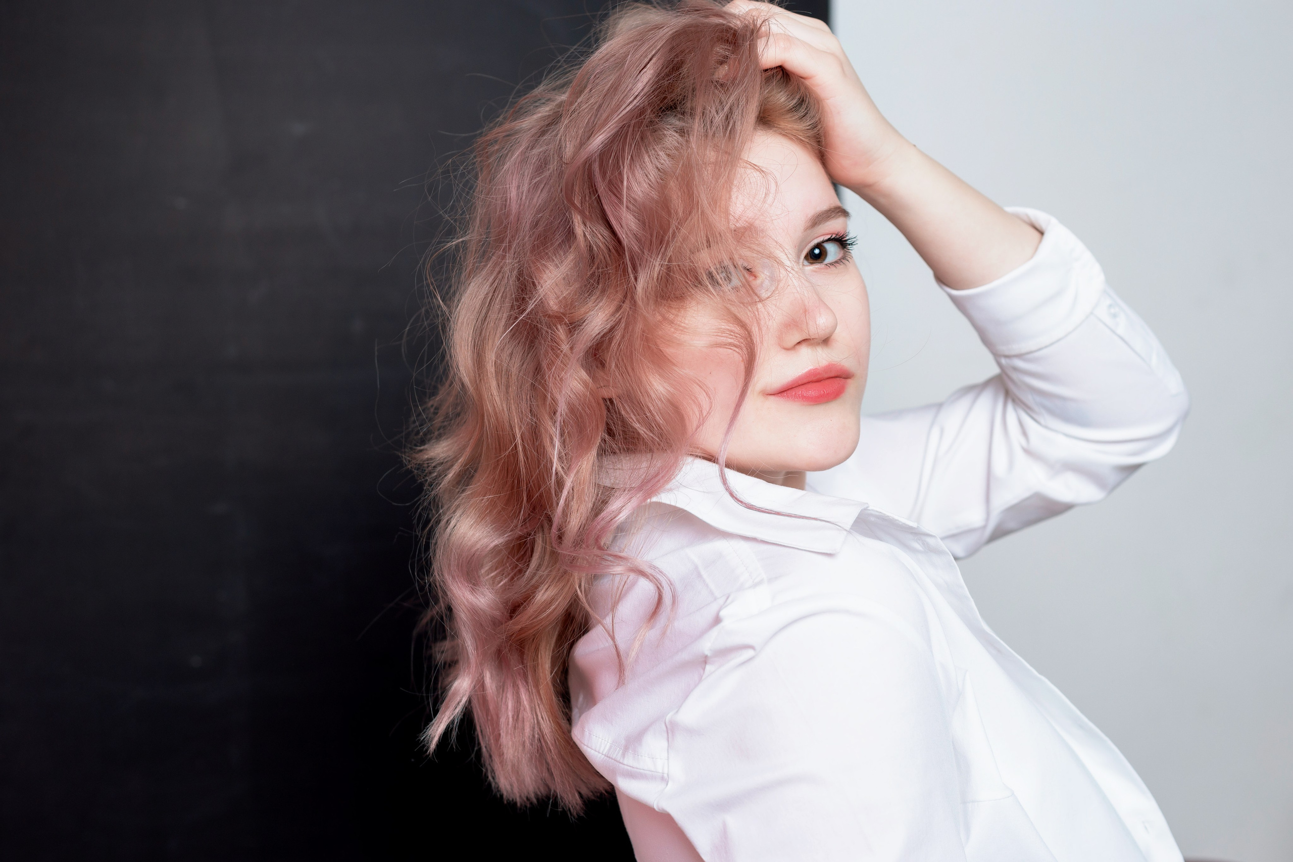 Яркая индивидуальная съемка в студии Санкт-Петербурга. Портретные фотосессии, контент-съемки, репортаж