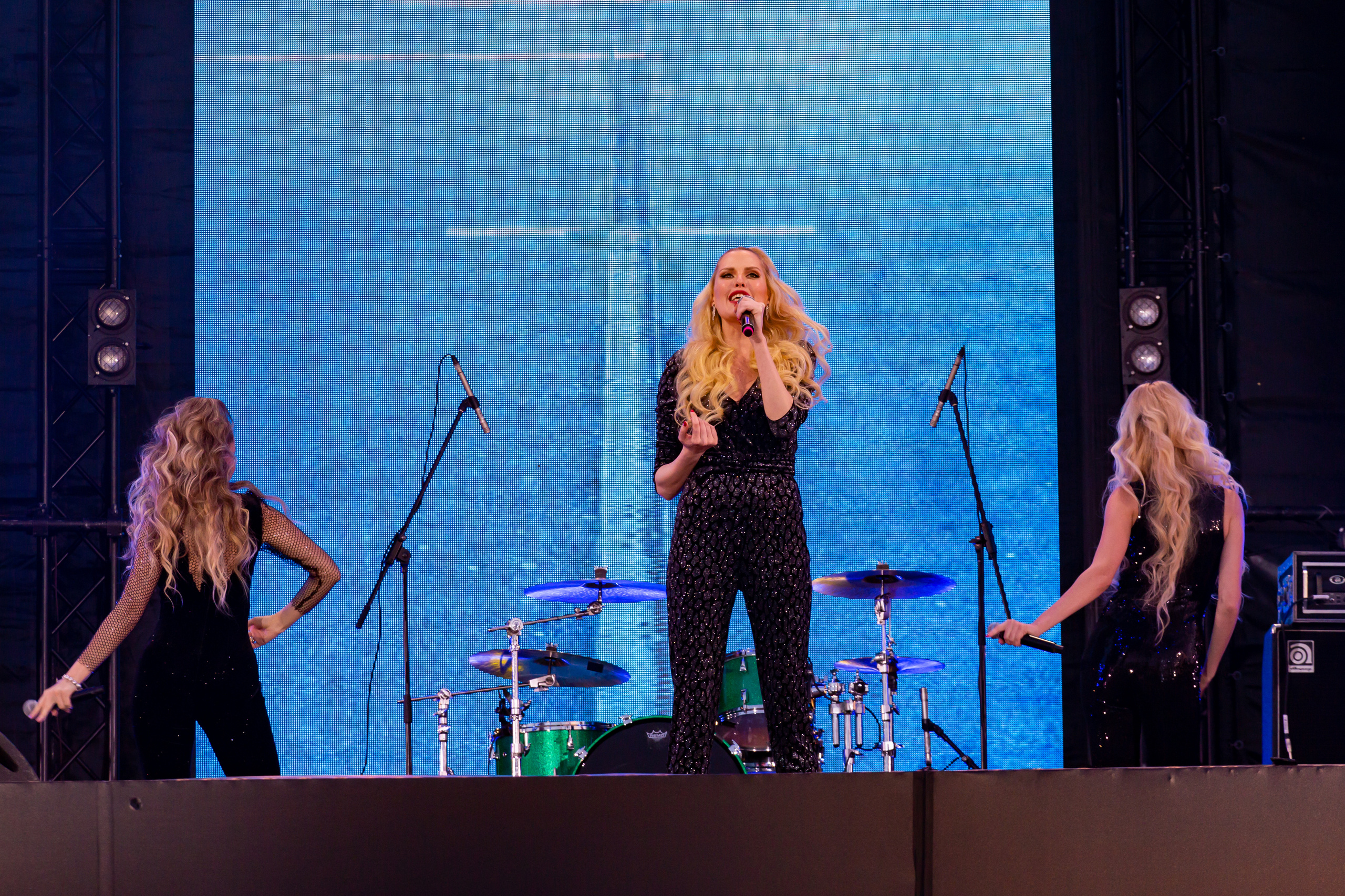 Фоторепортаж Queens на фестивале Live&Drive в Лужниках 25 июля 2020