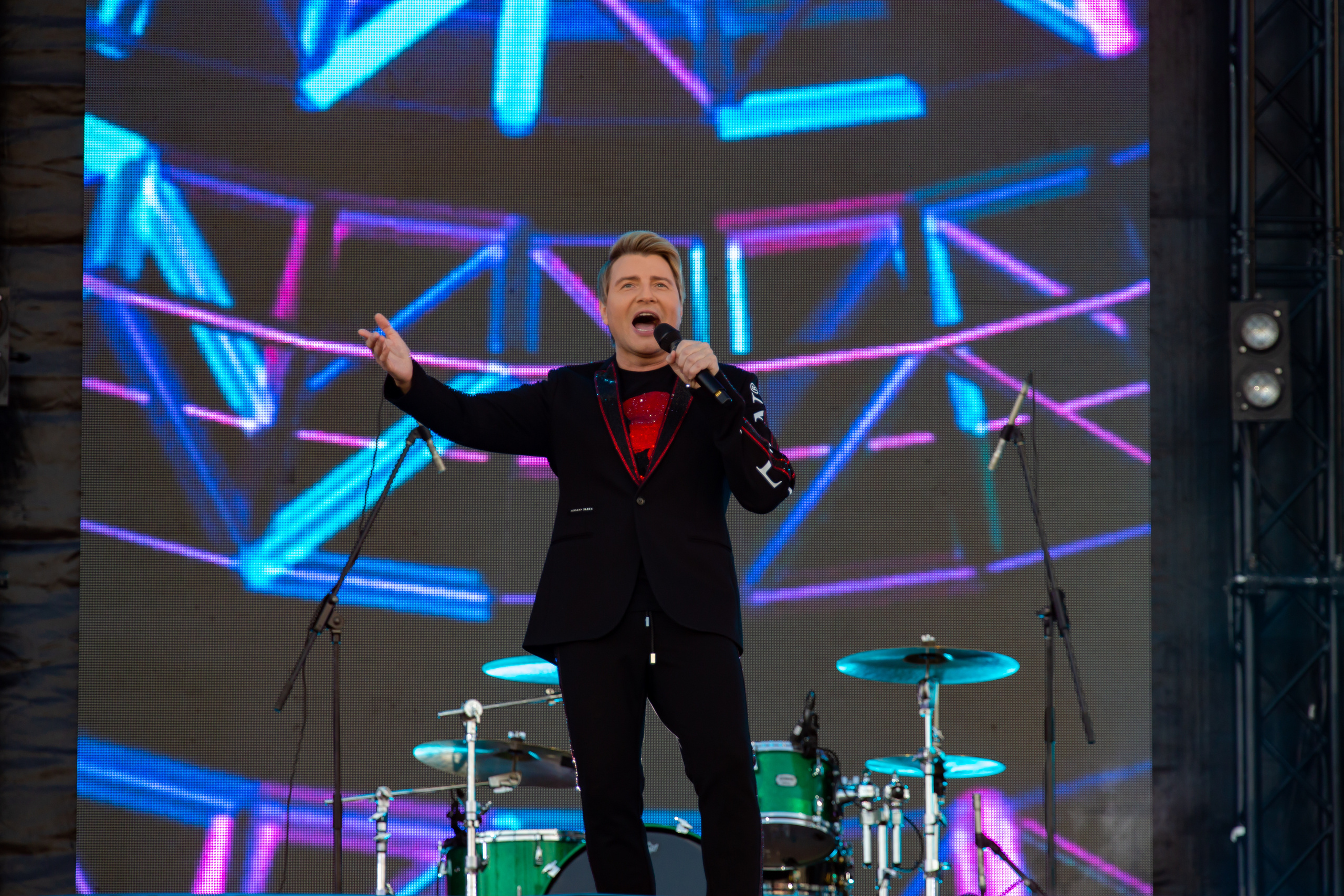 Фоторепортаж Николай Басков на фестивале Live&Drive в Лужниках 25 июля 2020