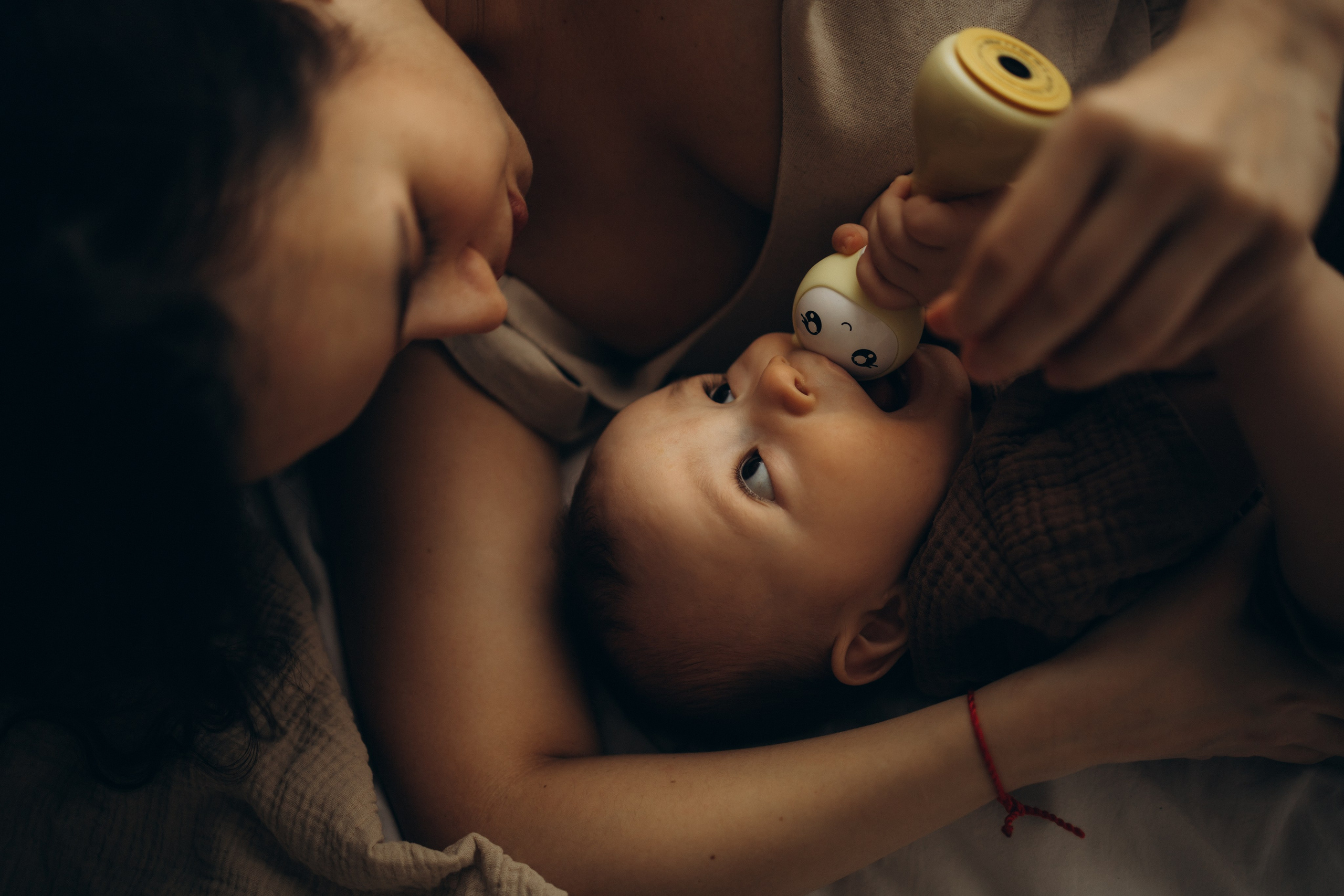Регина и малыш Дима. Семейный, домашний, ньюборн фотограф Москва Цветкова Елизавета