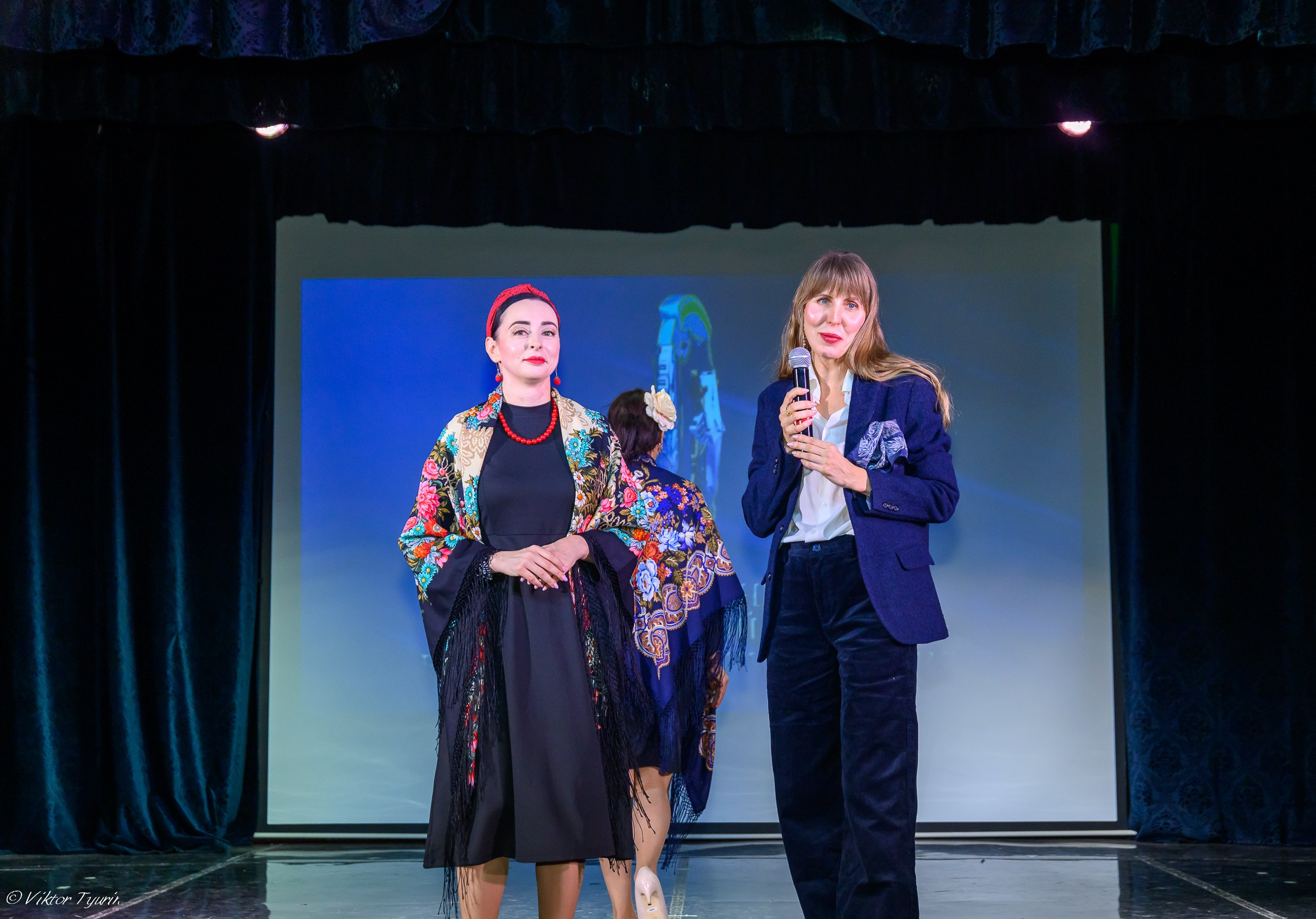 Показ в Центральном офицерском клубе ВКС, 2024. Коллекционер и искусствовед Олеся Ястребова