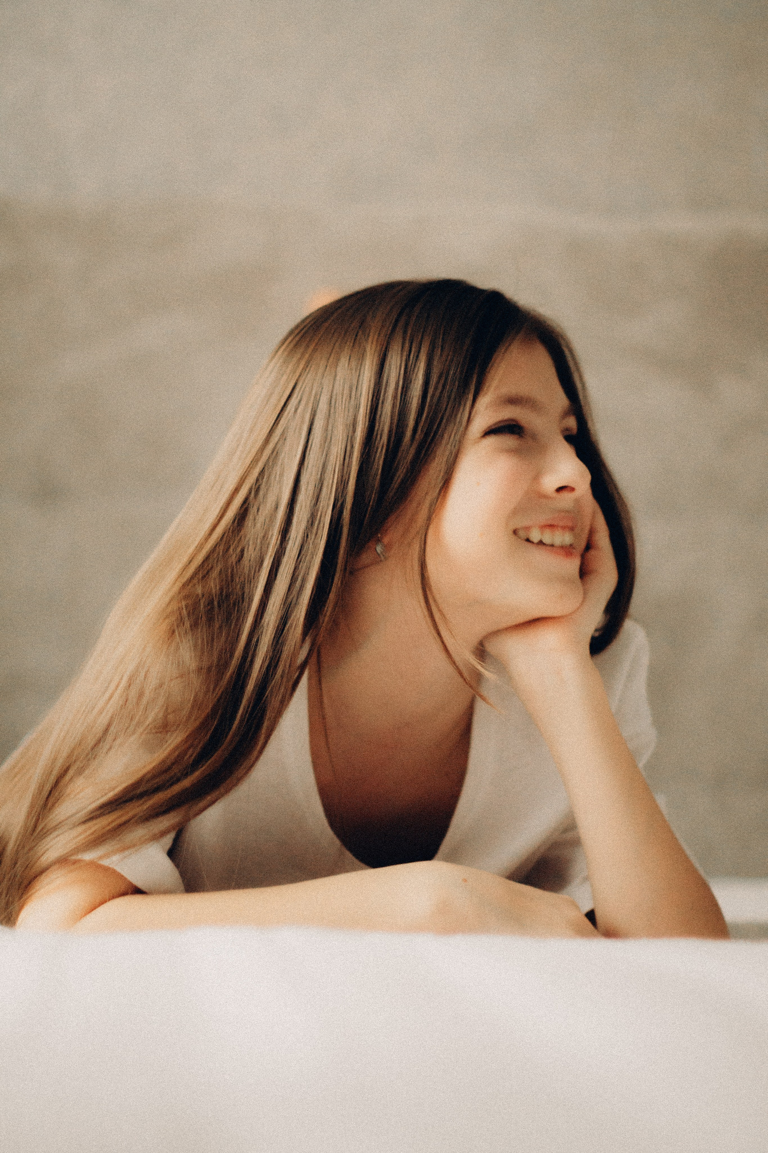 Фотосессия подростка, девочка десяти лет лежит на кровати, портрет девочки