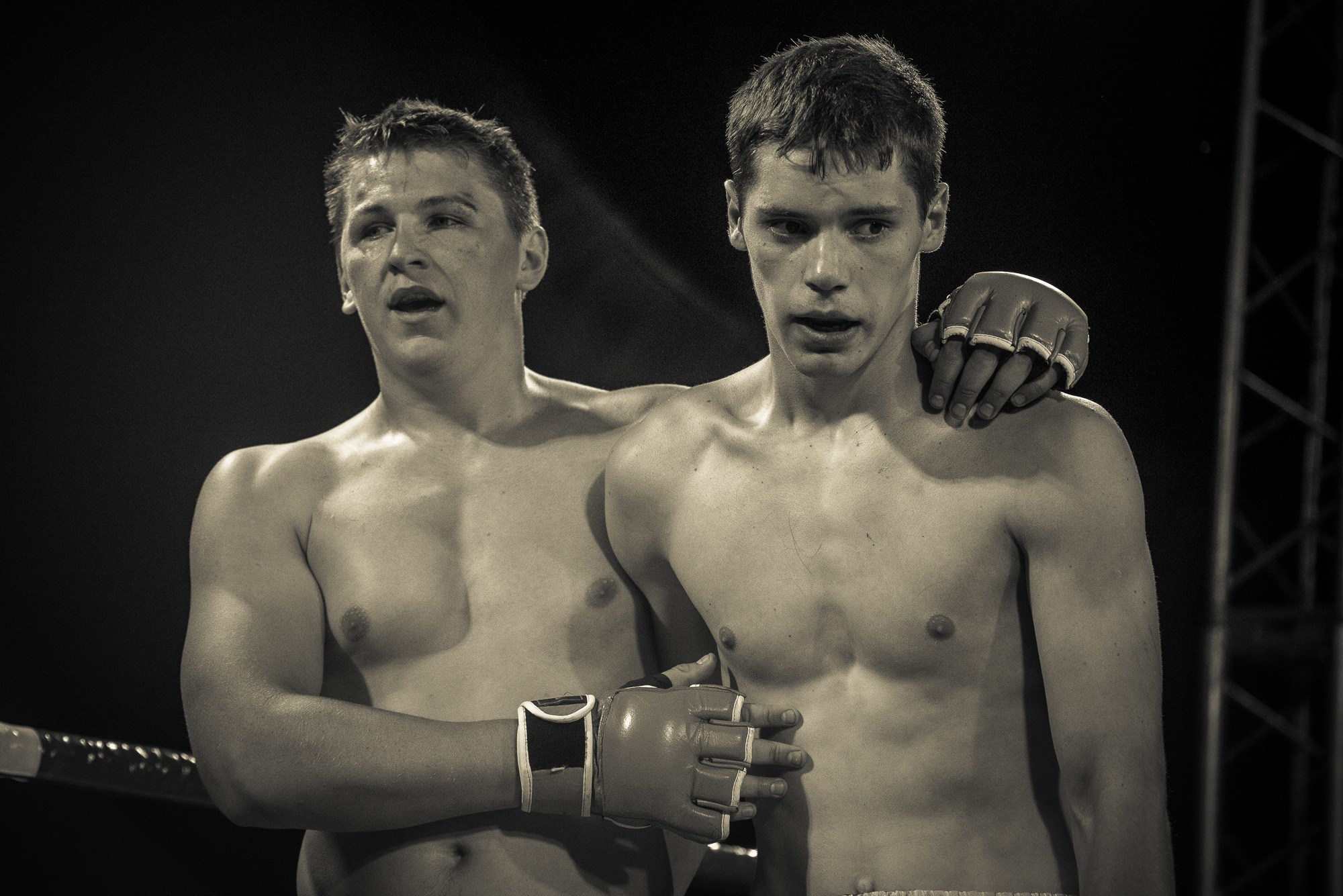 Спортсмены обнимаются после боя