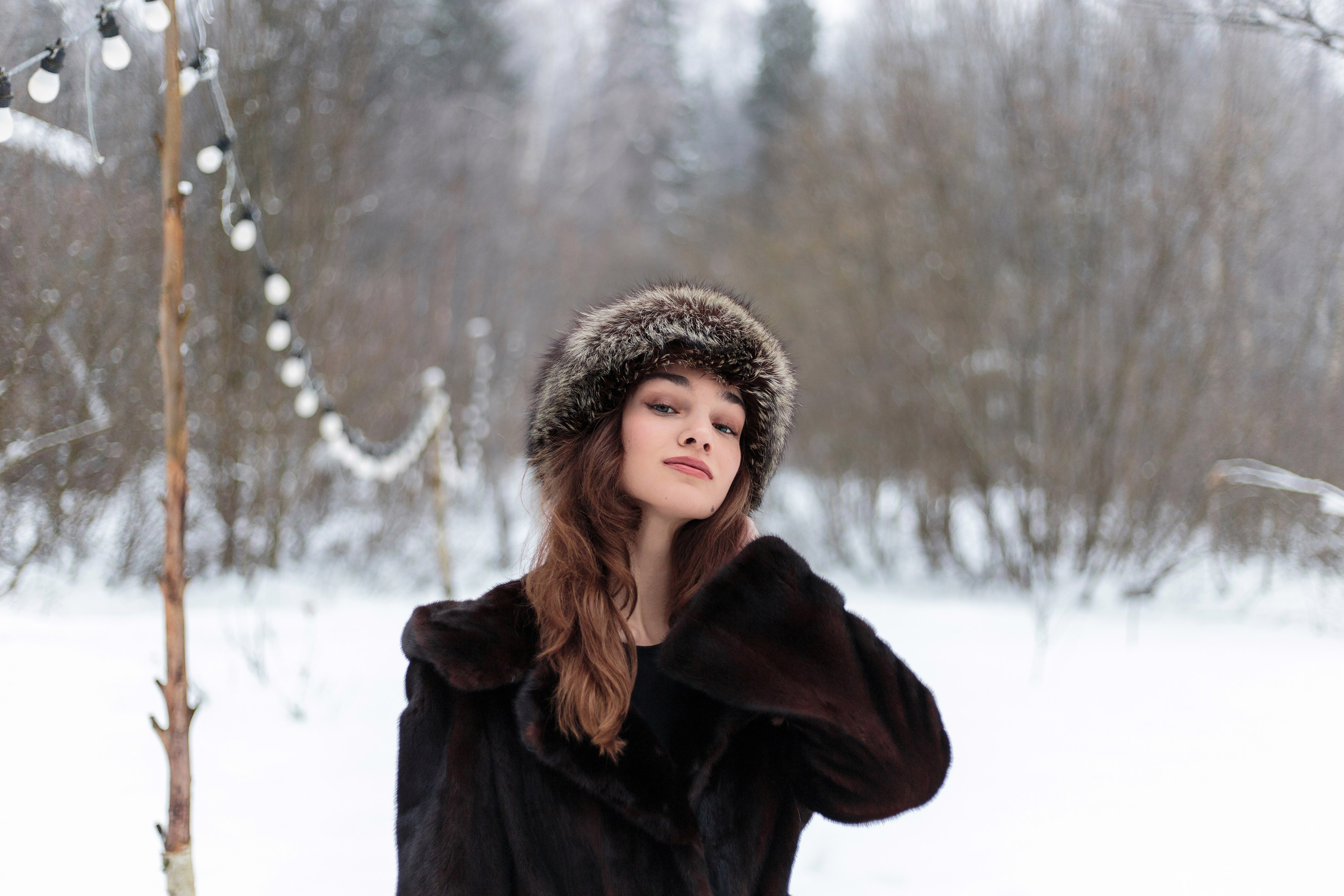 Зимняя фотосессия девушки в лесу. Главная