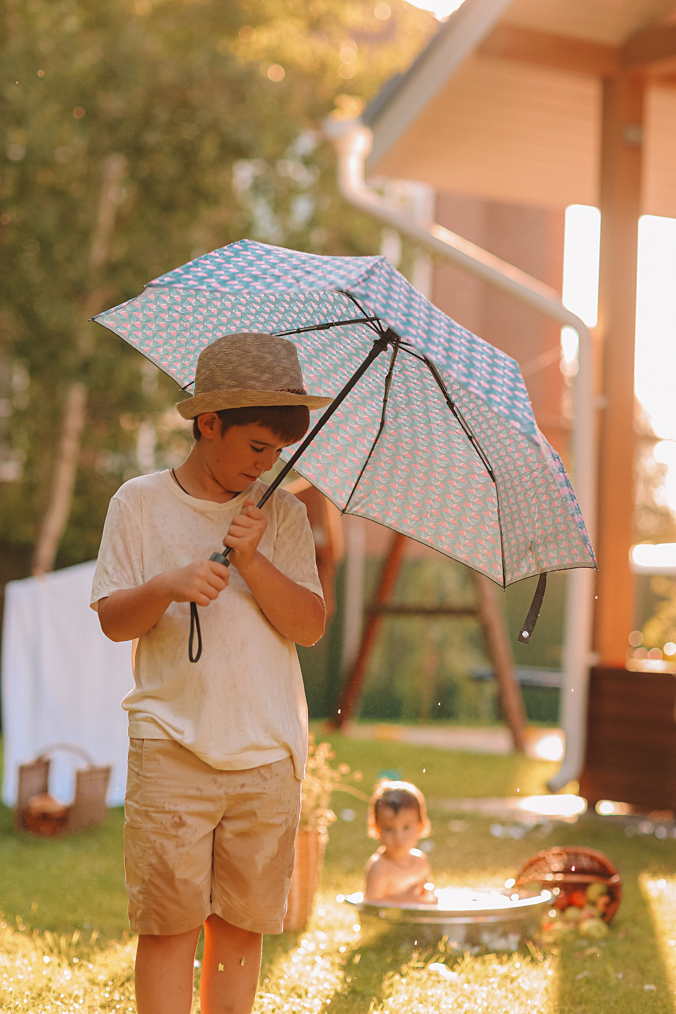Стирка у дома. Семейный фотограф Тюмень, фотограф на роды Салмина Мария