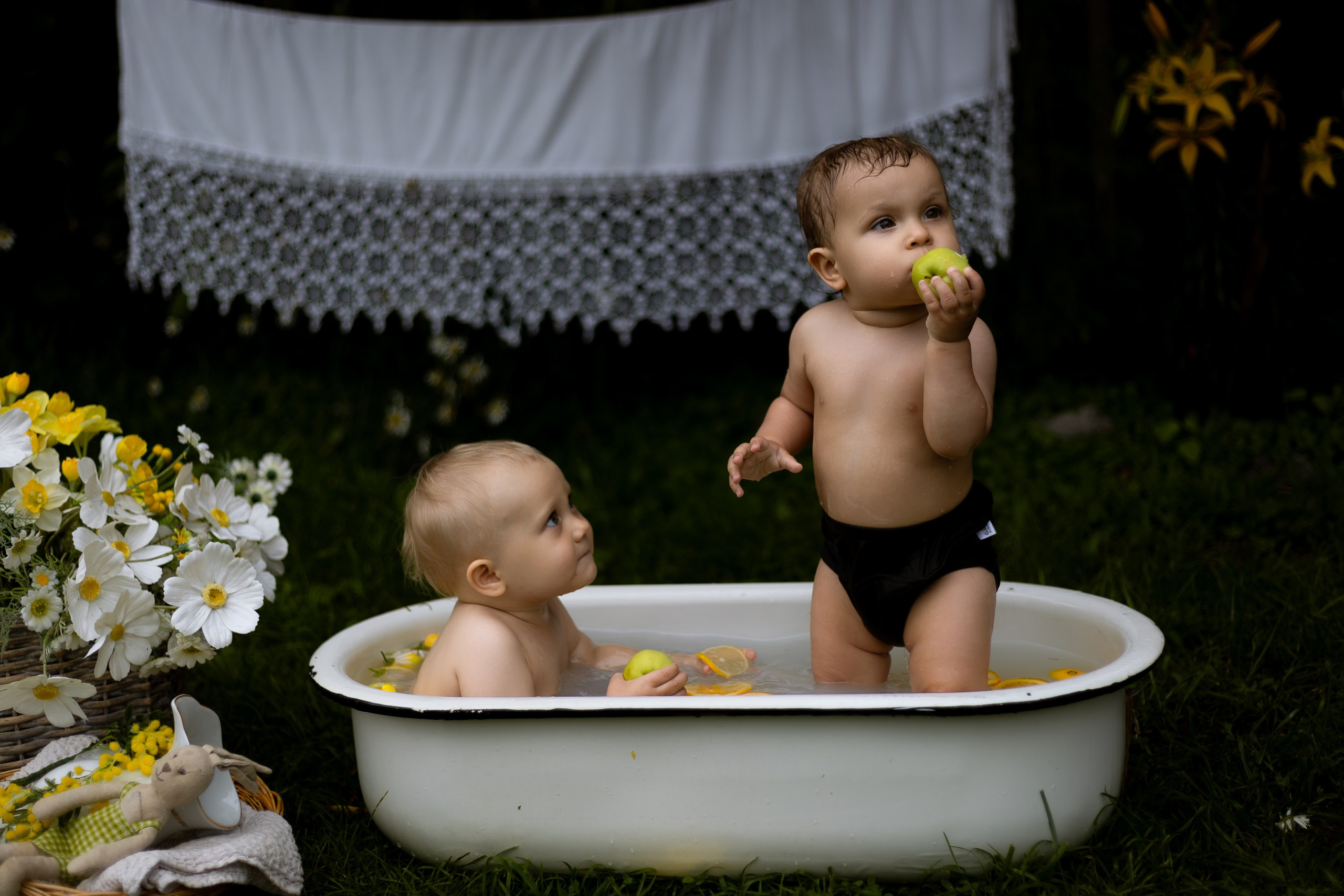 детская фотосессия в ванночке девочка и мальчик, ванна с молоком, ванна с уточками, ванна с цитрусами, ванна с ромашками