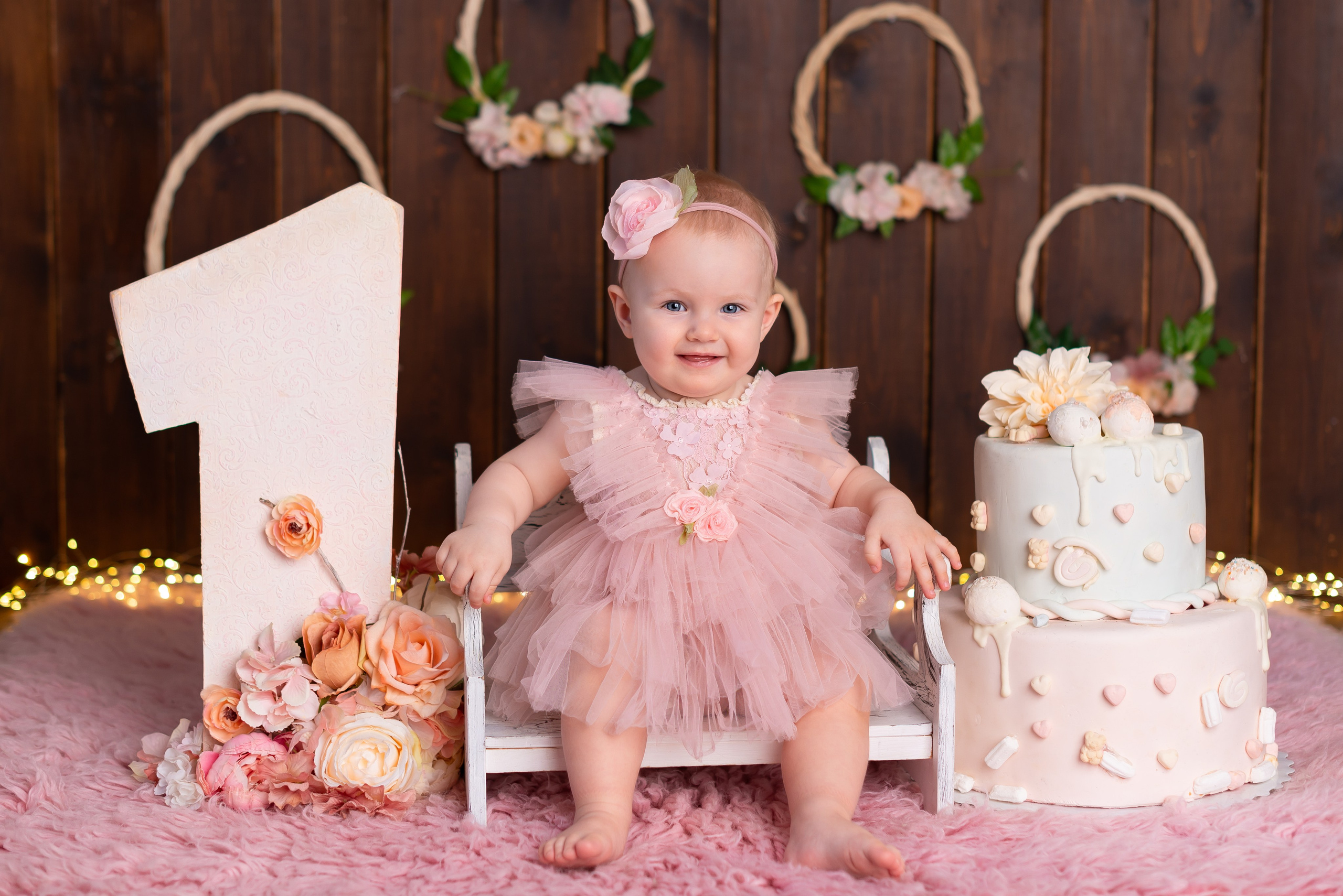 Девочка 1 год в красивом платье с тортом