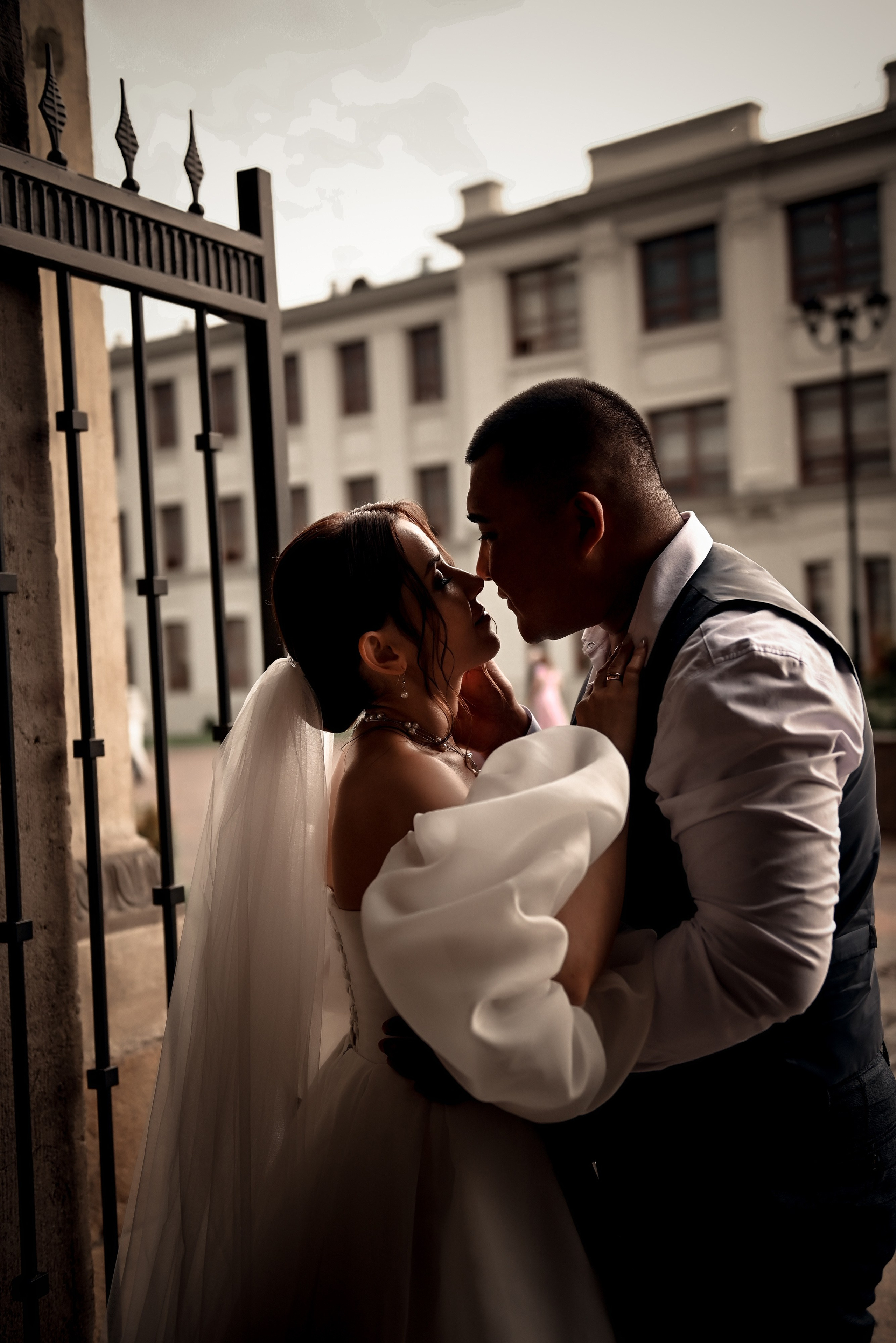 Небольшая свадебная серия в музее и прогулкой под дождем Эльмиры и Ризата. Свадебный, семейный, детский, контент фотограф в Омске Максим Ильин