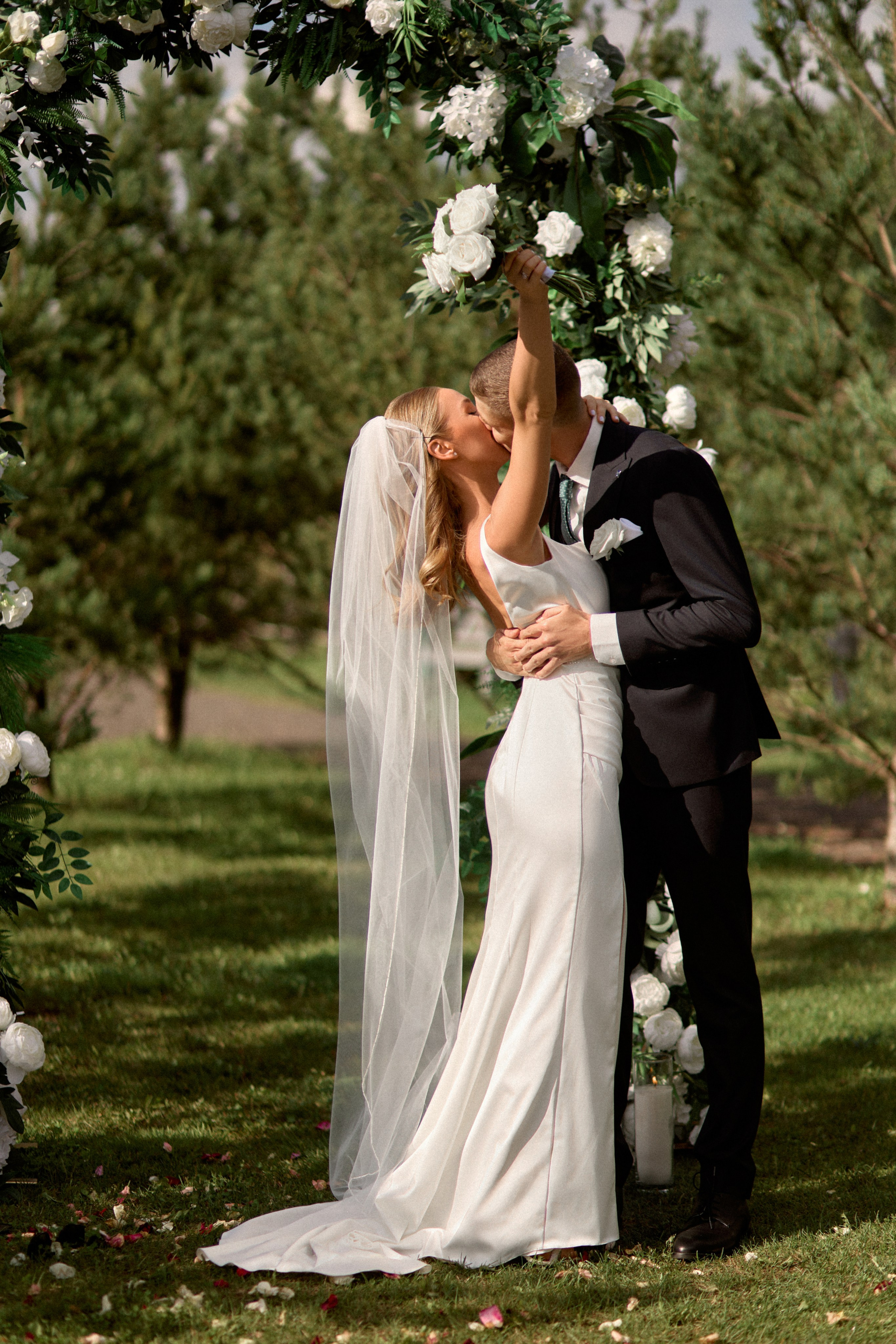 Выездная свадебная фотосессия. Сестры Карабаза. Фотографы и ретушеры в Москве и Санкт-Петербурге