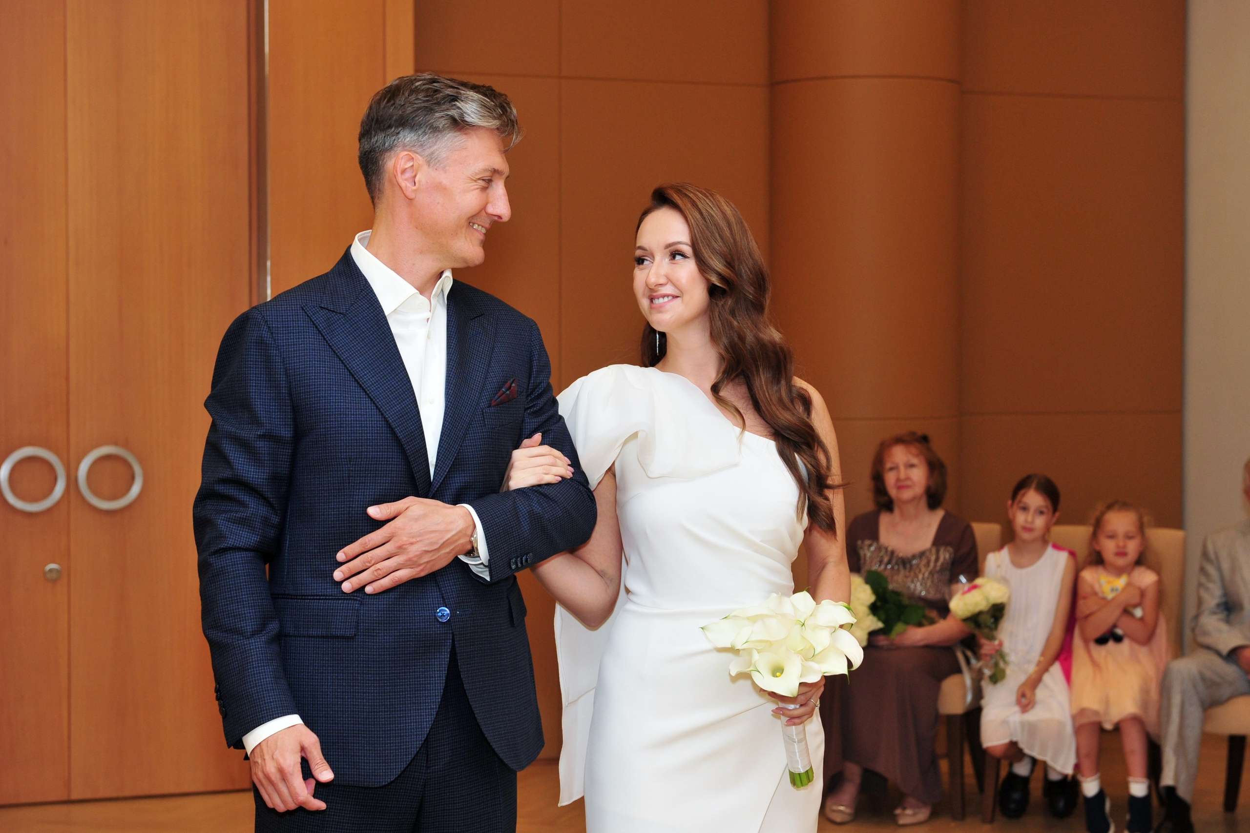 Роспись в ЗАГСе Барвиха Luxury Village летом, молодожены смотрят друг на друга