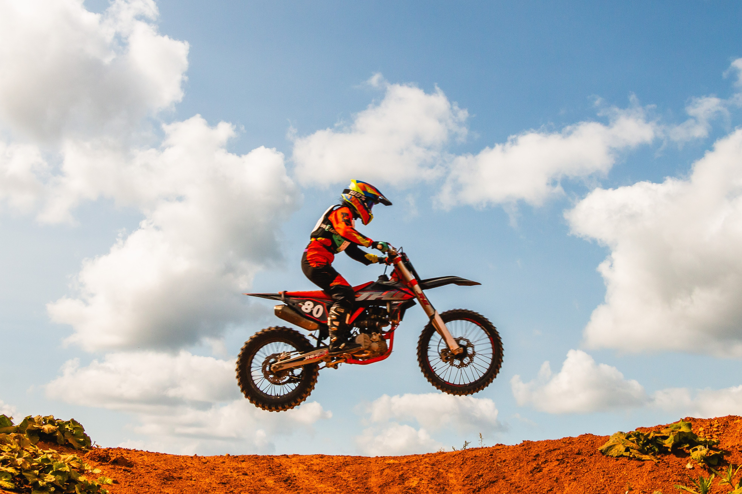 Мотокросс БелкамМОТОспорт. Ижевск. Мотоциклист прыгает трамплин