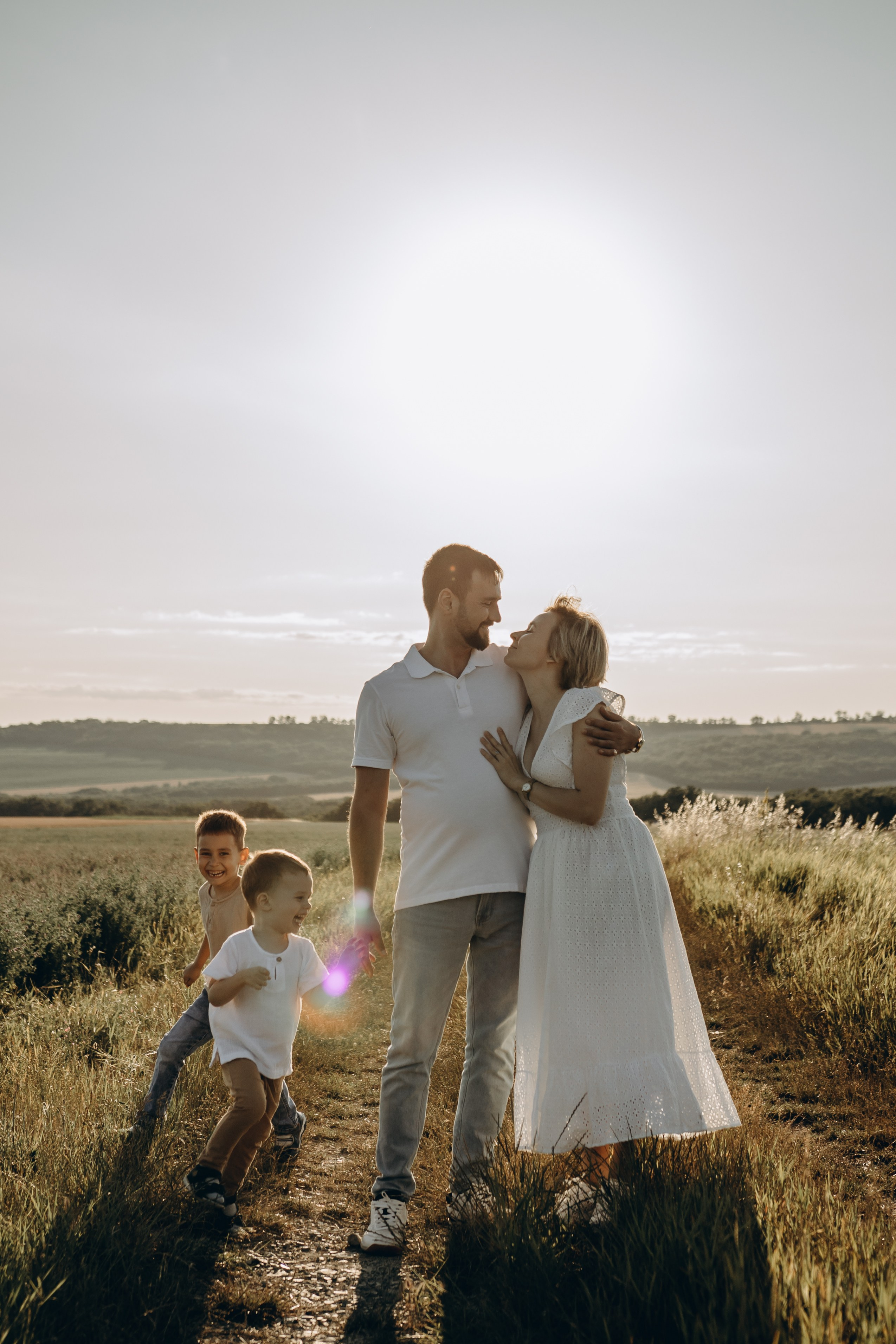 Миша, Ксюша, Саша и Леша — запуская воздушного змея. Семейный фотограф Новороссийск, Анапа, Геленджик — Юлия Давыдова