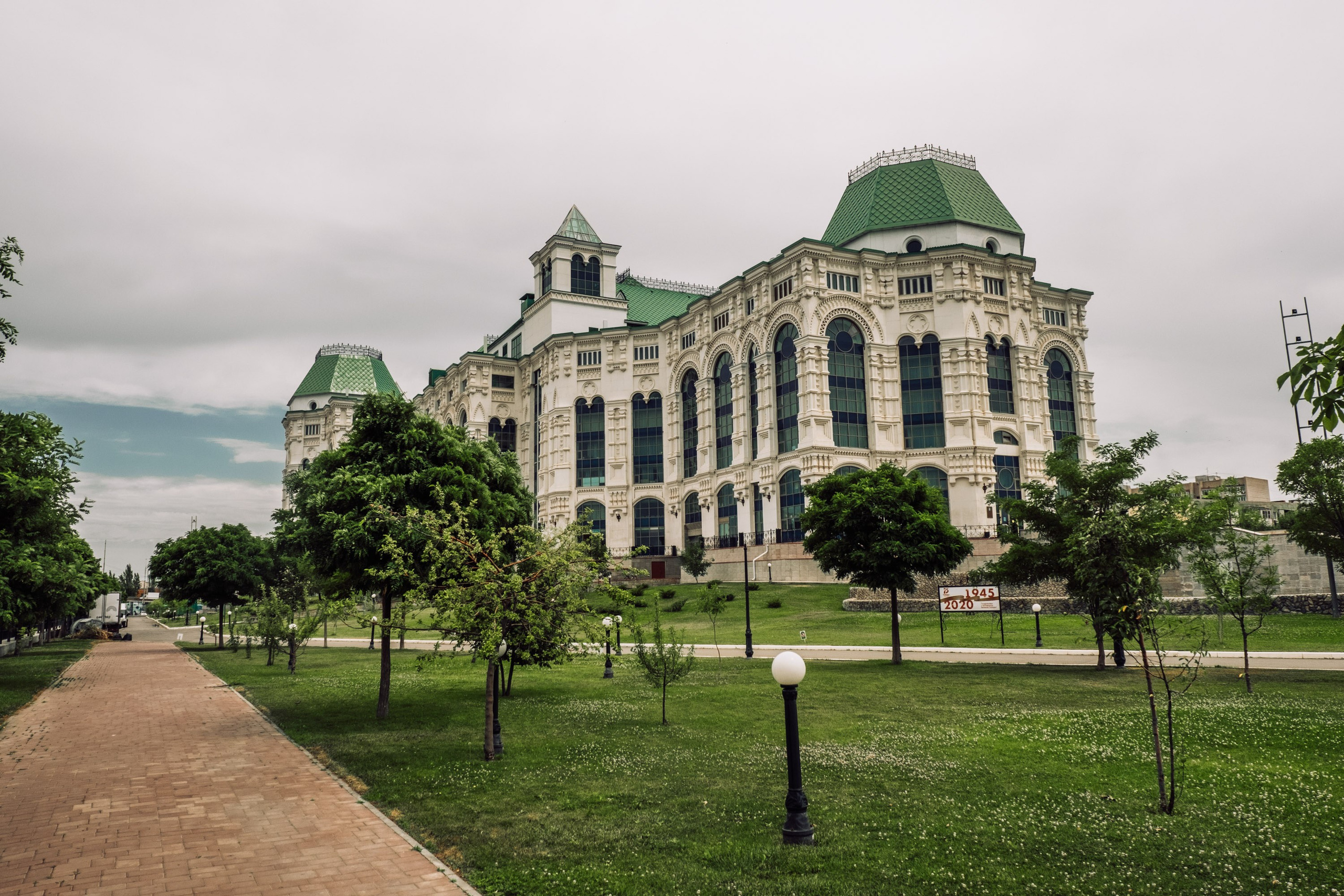 Театральный парк перед дождем. Фотограф Анатолий Деникин