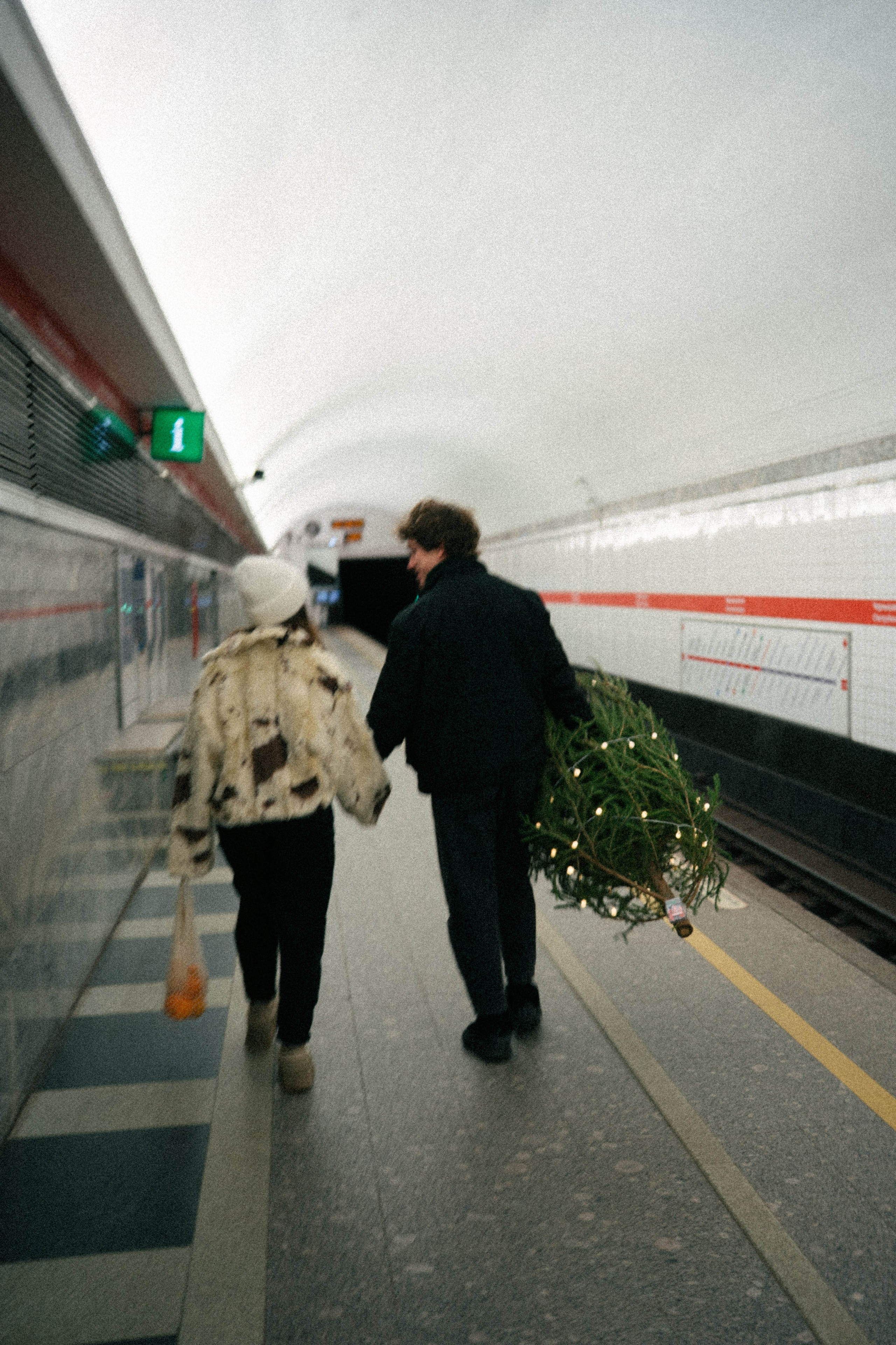 НОВОГОДНЯЯ ПРОГУЛКА ПАРЫ ПО ЧЕРНЫШЕВСКОЙ ПЕРЕД НОВЫМ ГОДОМ. Профессиональный фотограф, Санкт-Петербург — Виктория Богомолова
