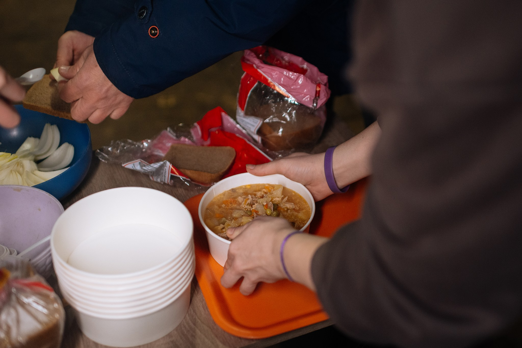 Выдача подарков в Пункте обогрева и Ночном приюте. Репортажный фотограф в Санкт-Петербурге Анастасия Клёпова