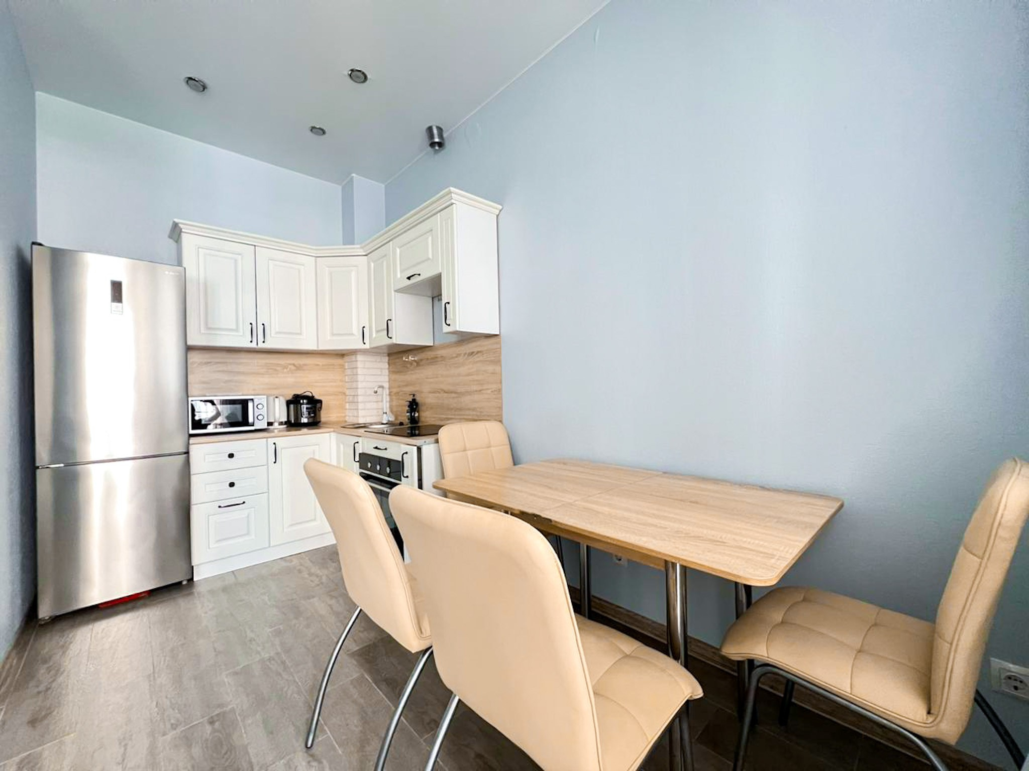 Просторная, уютная квартира с балконом в ж/к Посейдон, в 100 м от моря. Квартиры посуточно, длительно в Сочи, LARA APART GROUP