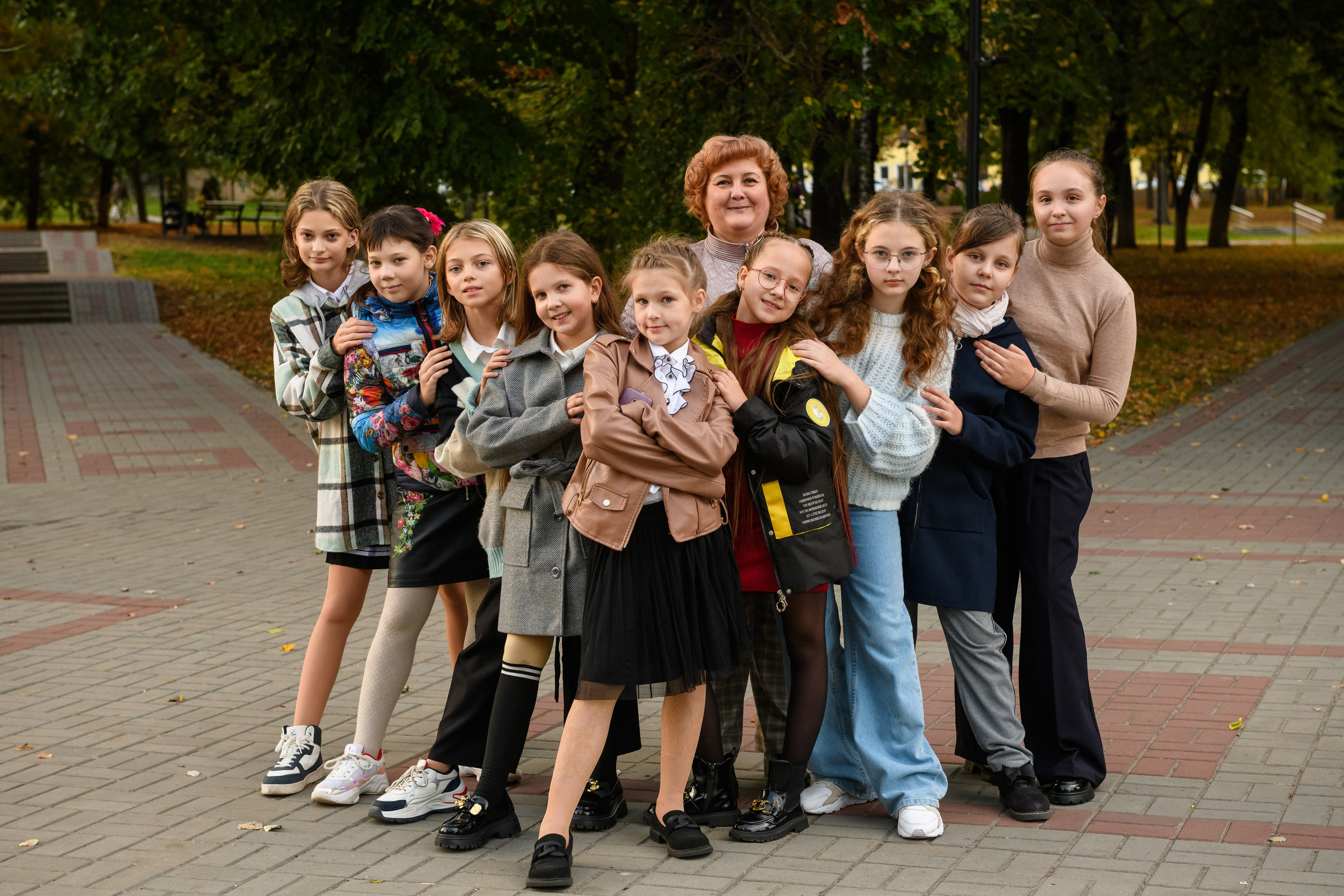Четвероклассники позируют для школьного альбома. Выпускные альбомы в Курске