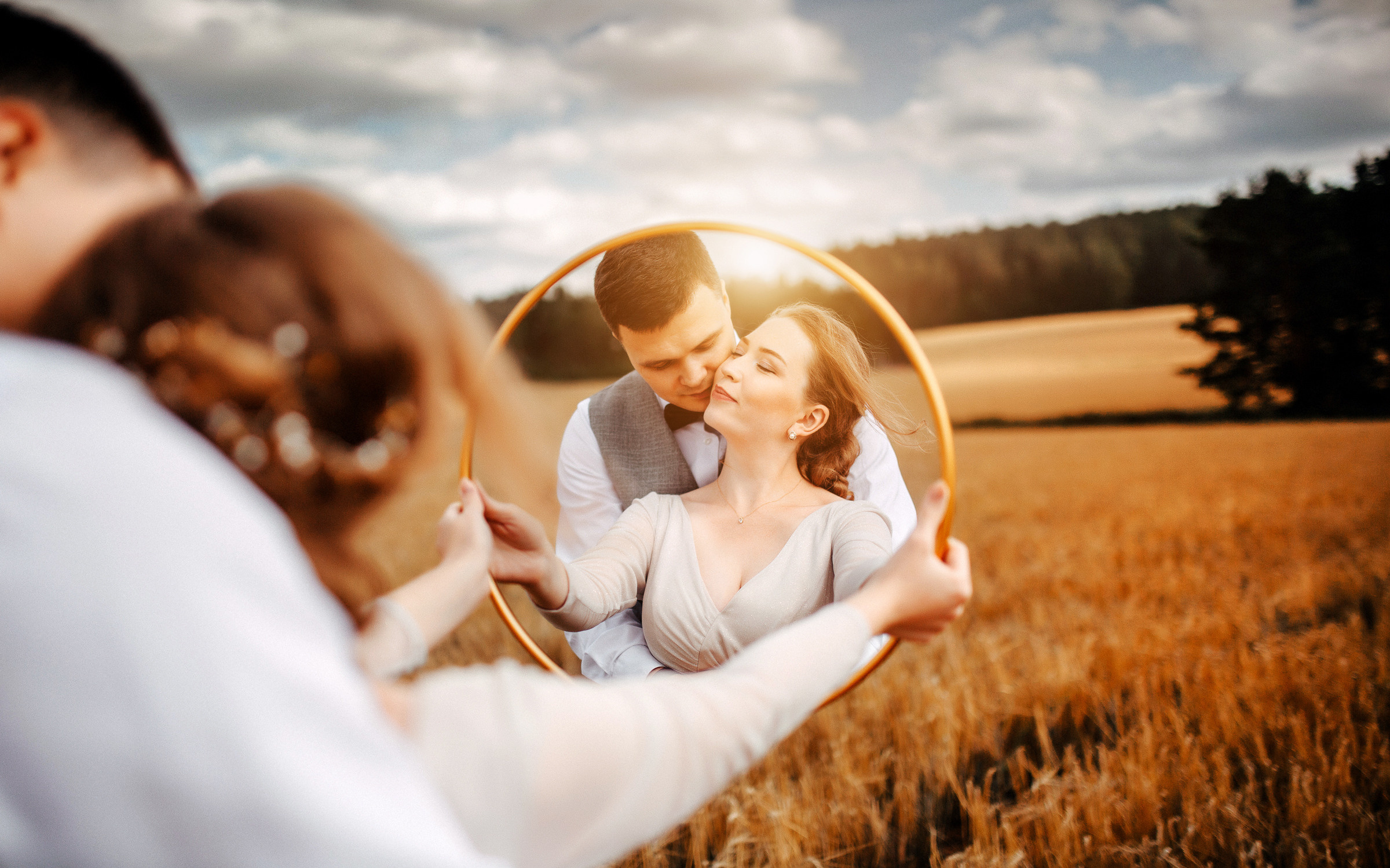 Влюбленные молодожены на фотосессии поле осенью