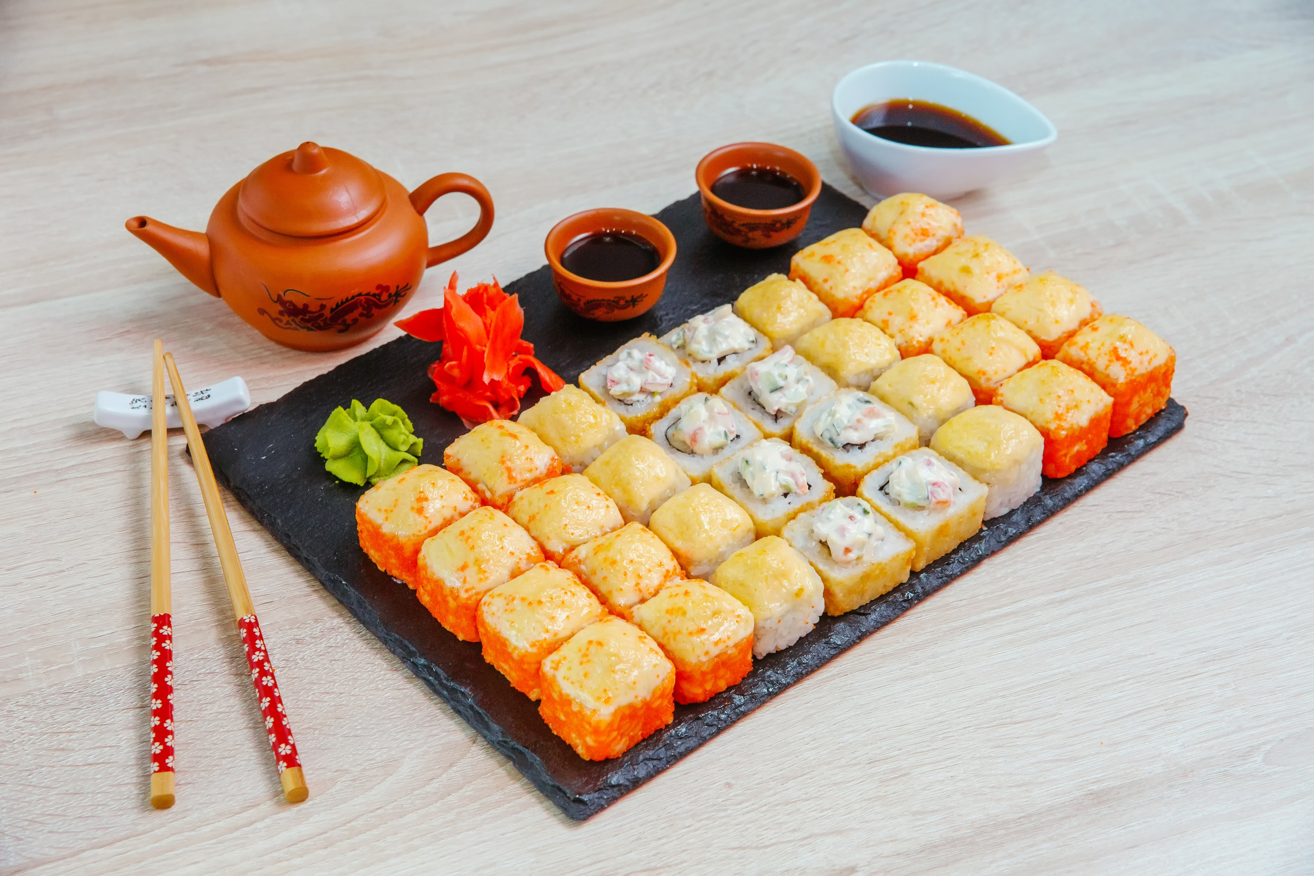 Рекламная фотосъемка набора роллов для японского ресторана