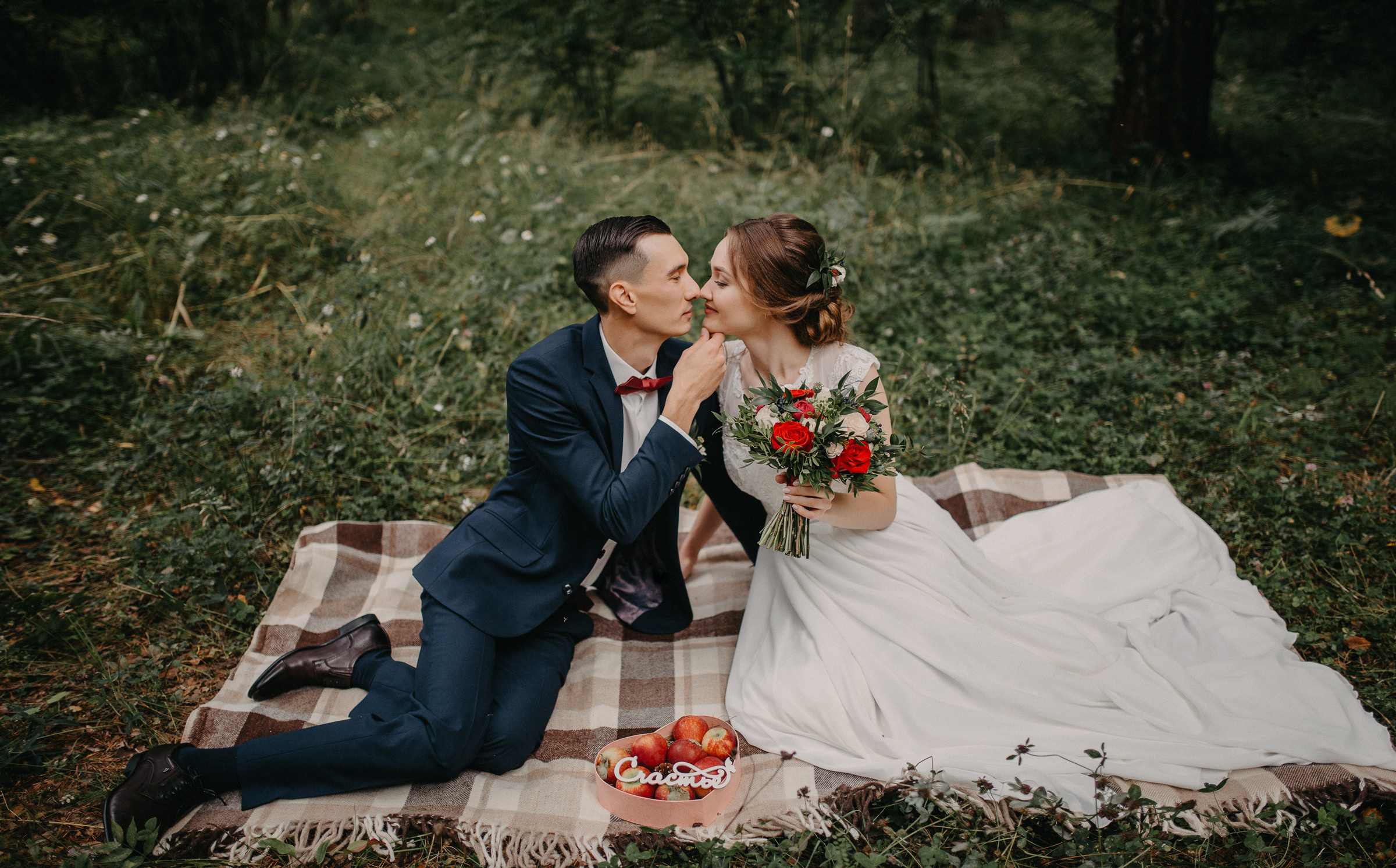 Пикник для молодоженов в лесу