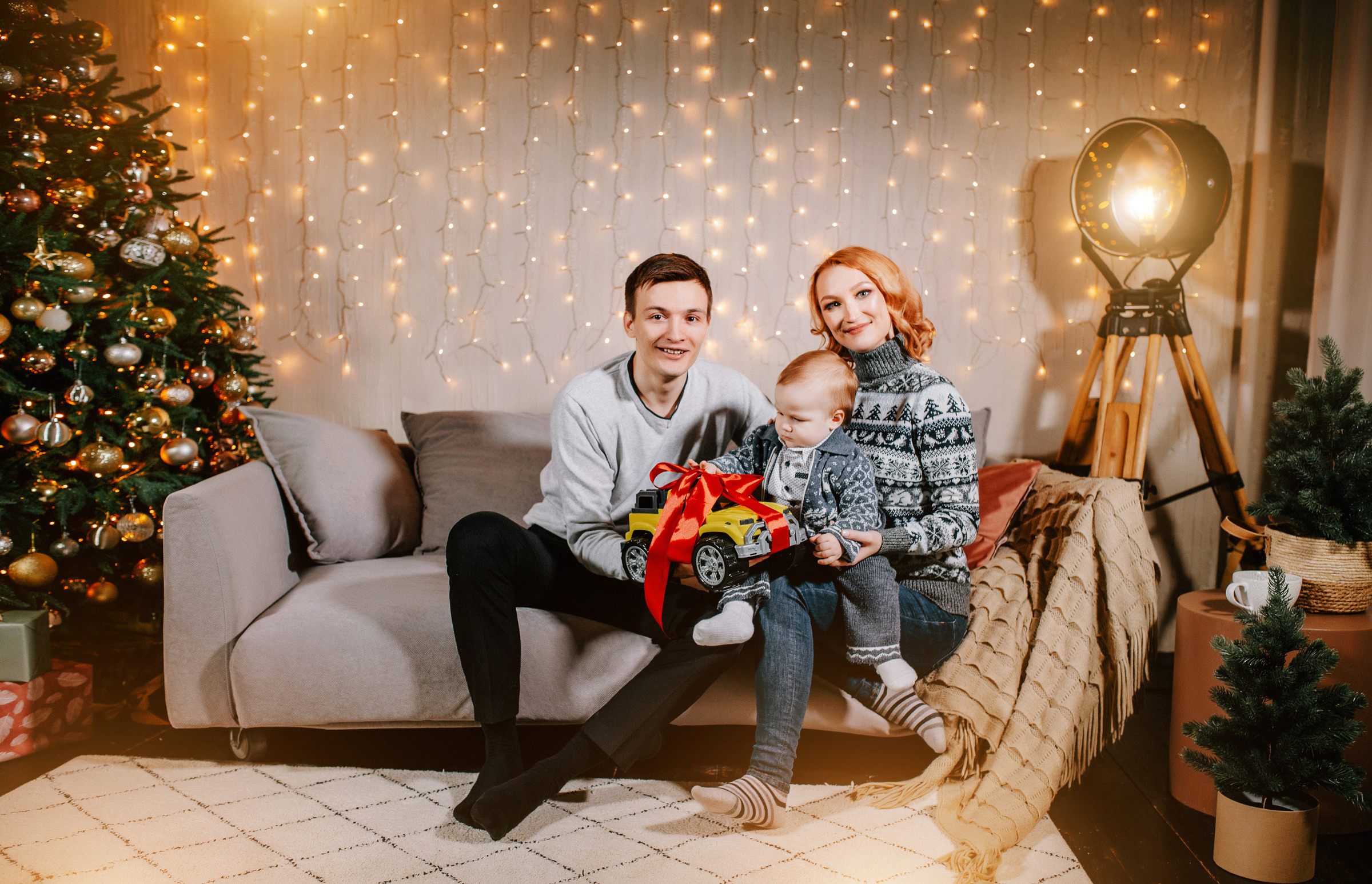 Новогодняя семейная фотосессия в фотостудии в Екатеринбурге и Москве