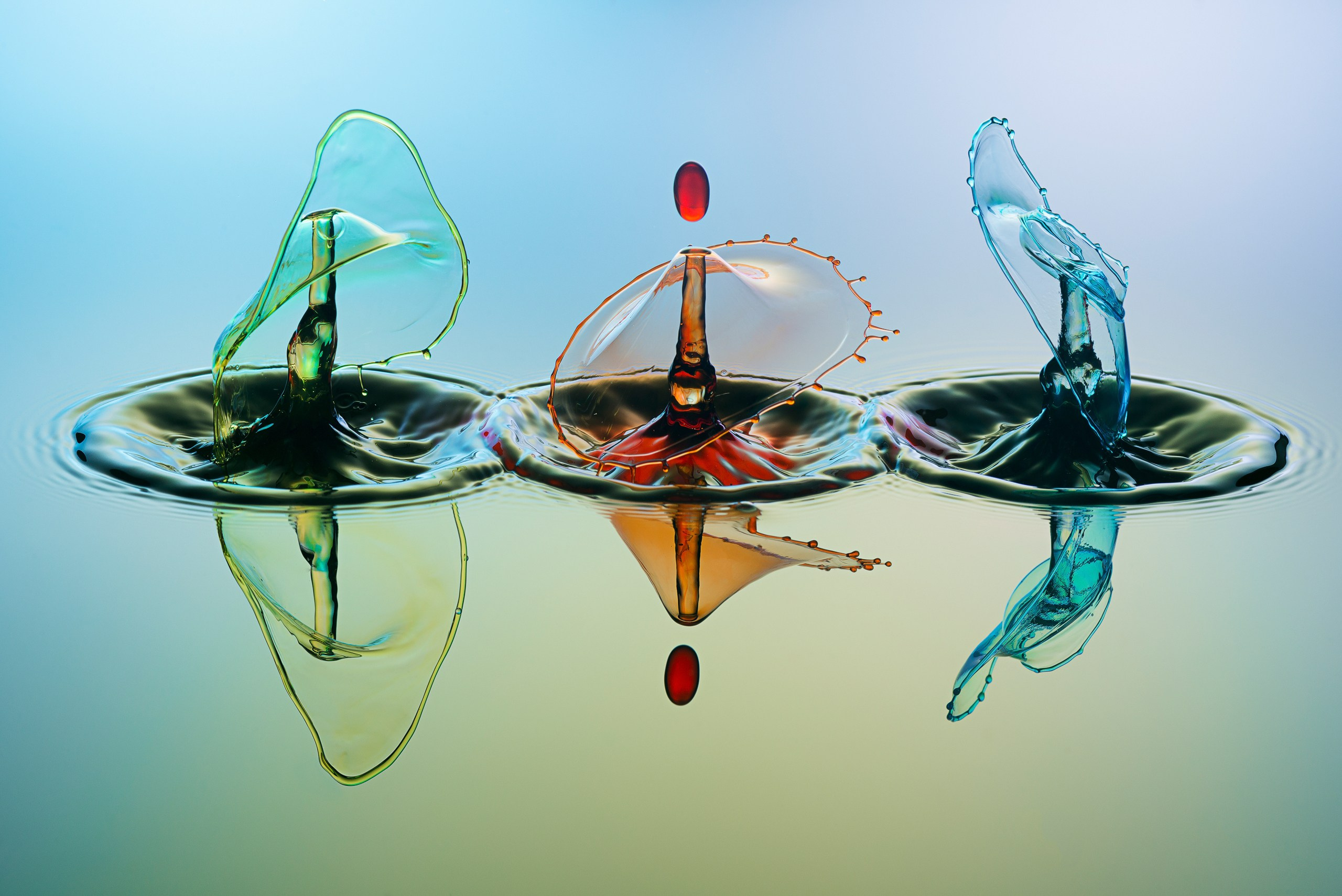 три разноцветные капли в ряд