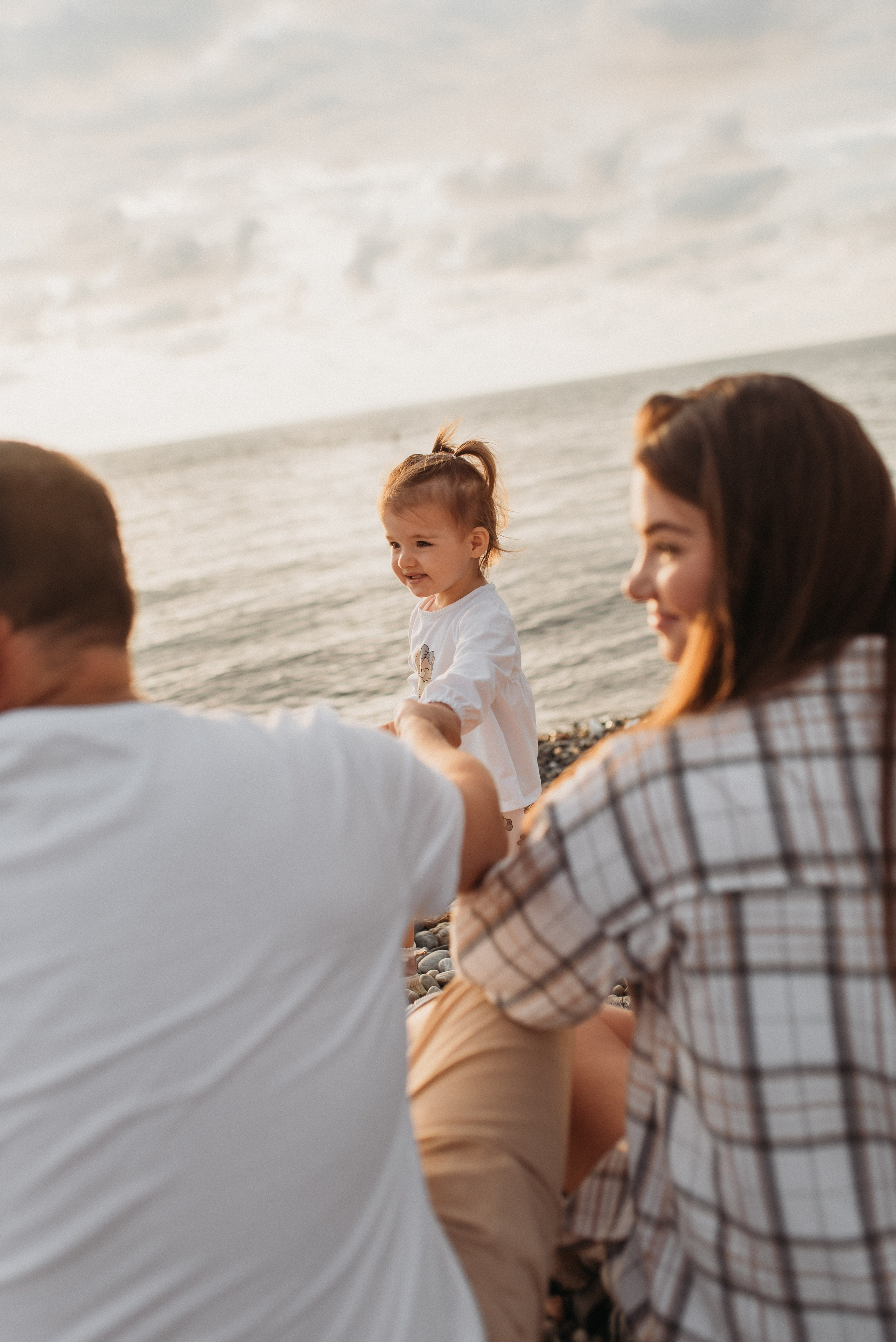 Семейная фотосессия на море на пляже в Сочи и Сириусе. Фотограф в Сочи — Маргарита Поганова
